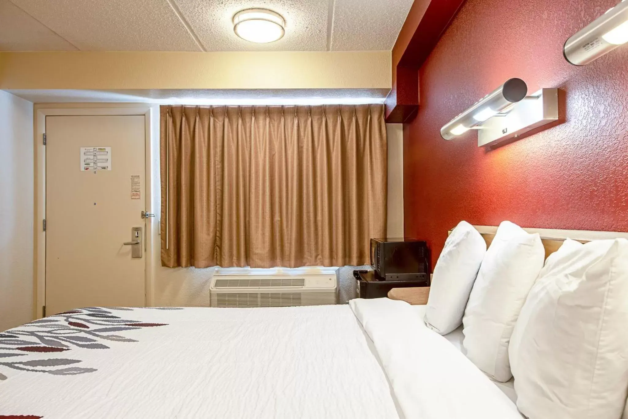 Bedroom, Bed in Red Roof Inn Erie – I-90