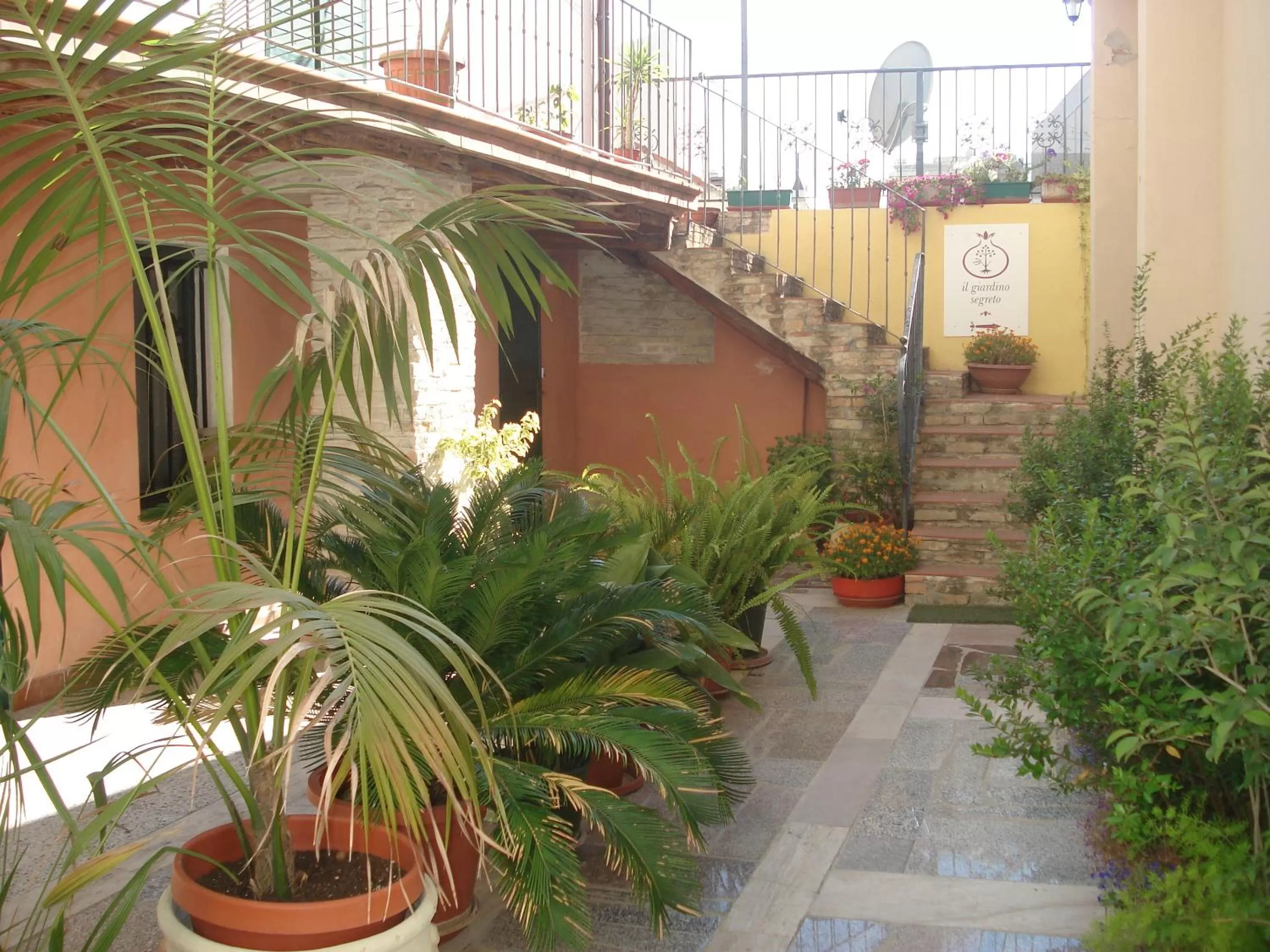 Facade/entrance in Guest House Il Giardino Segreto