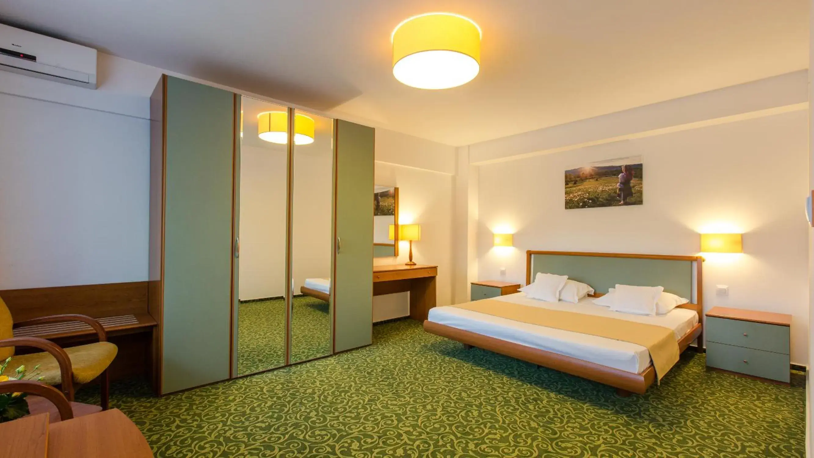 Bedroom, Bed in Hotel Herastrau