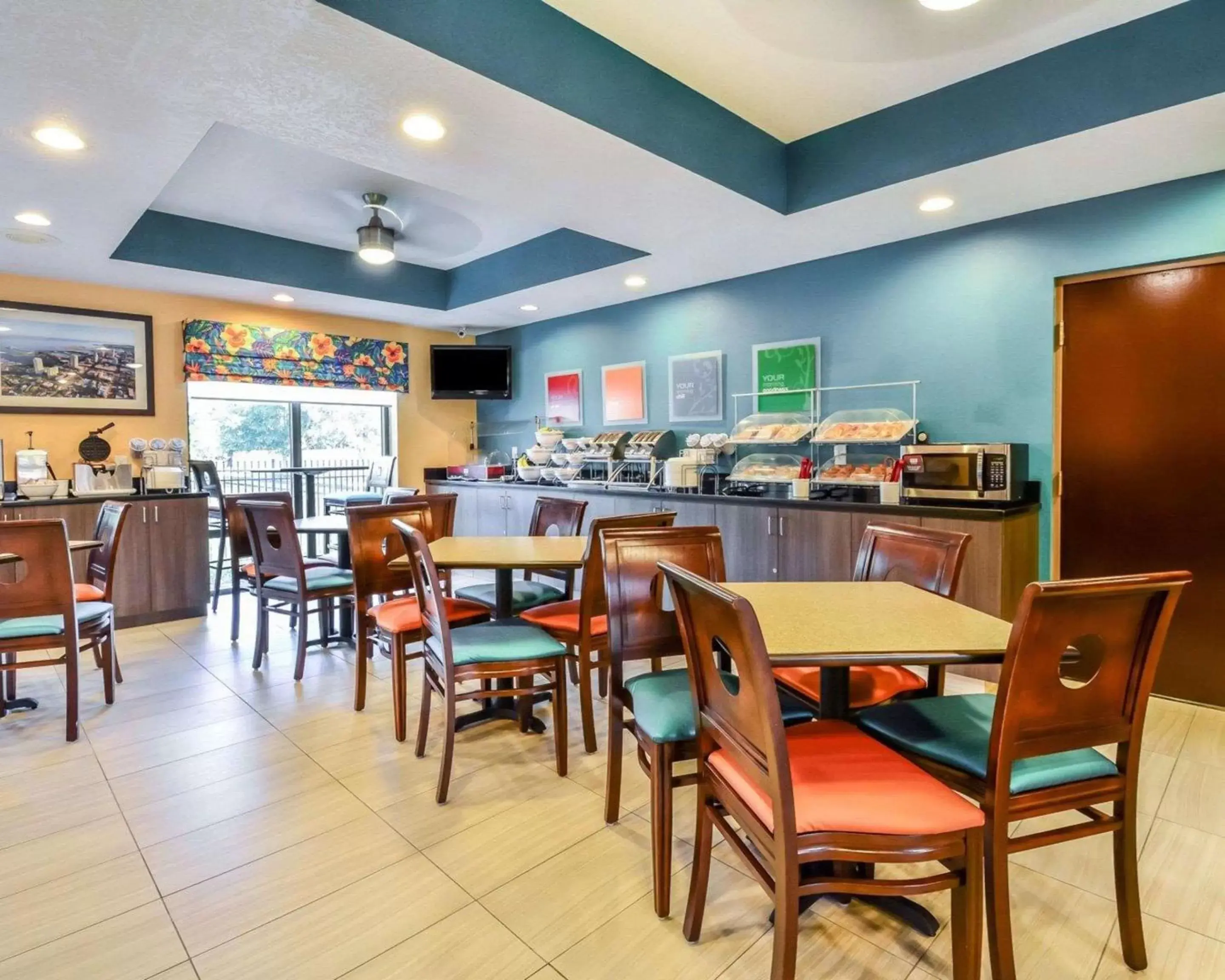 Restaurant/Places to Eat in Comfort Suites Tampa/Brandon