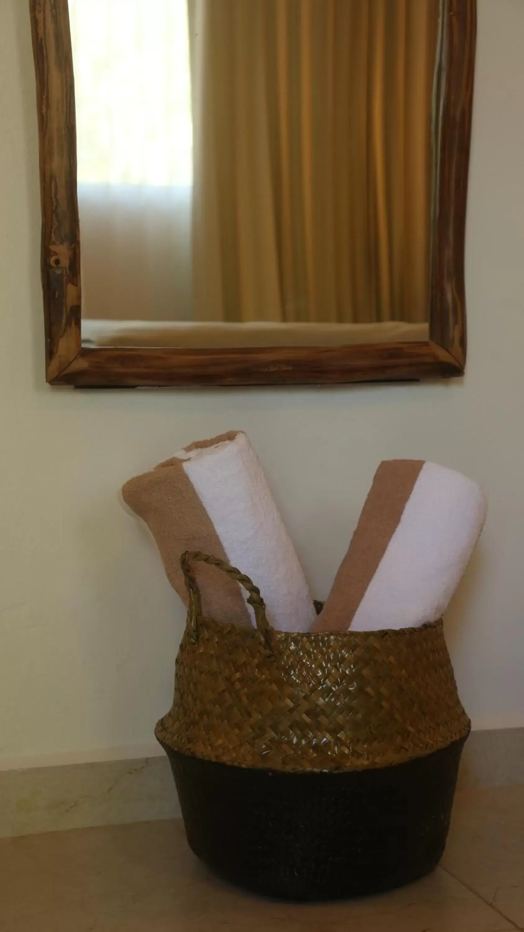 towels, Seating Area in Agam Hotel