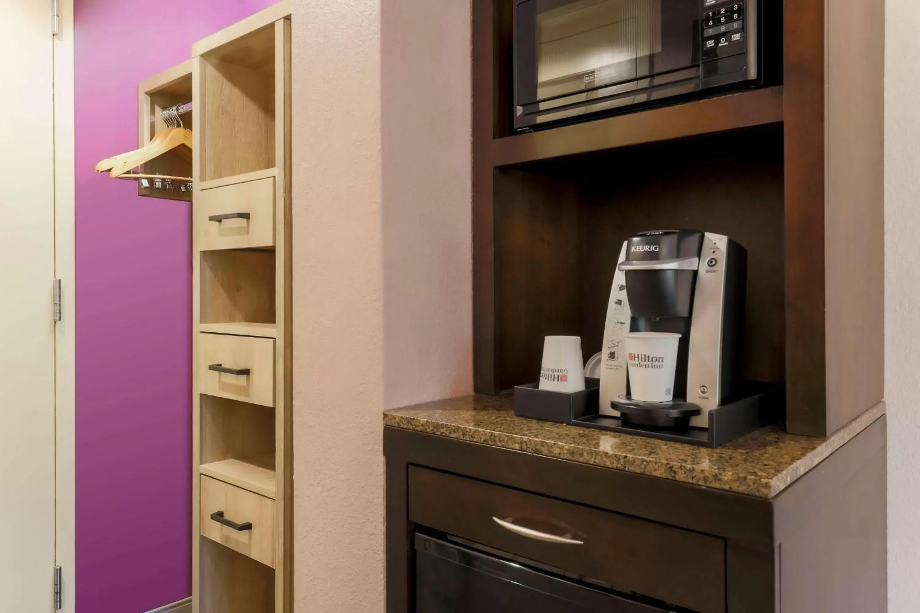 Photo of the whole room, Kitchen/Kitchenette in Hilton Garden Inn Raleigh-Durham/Research Triangle Park