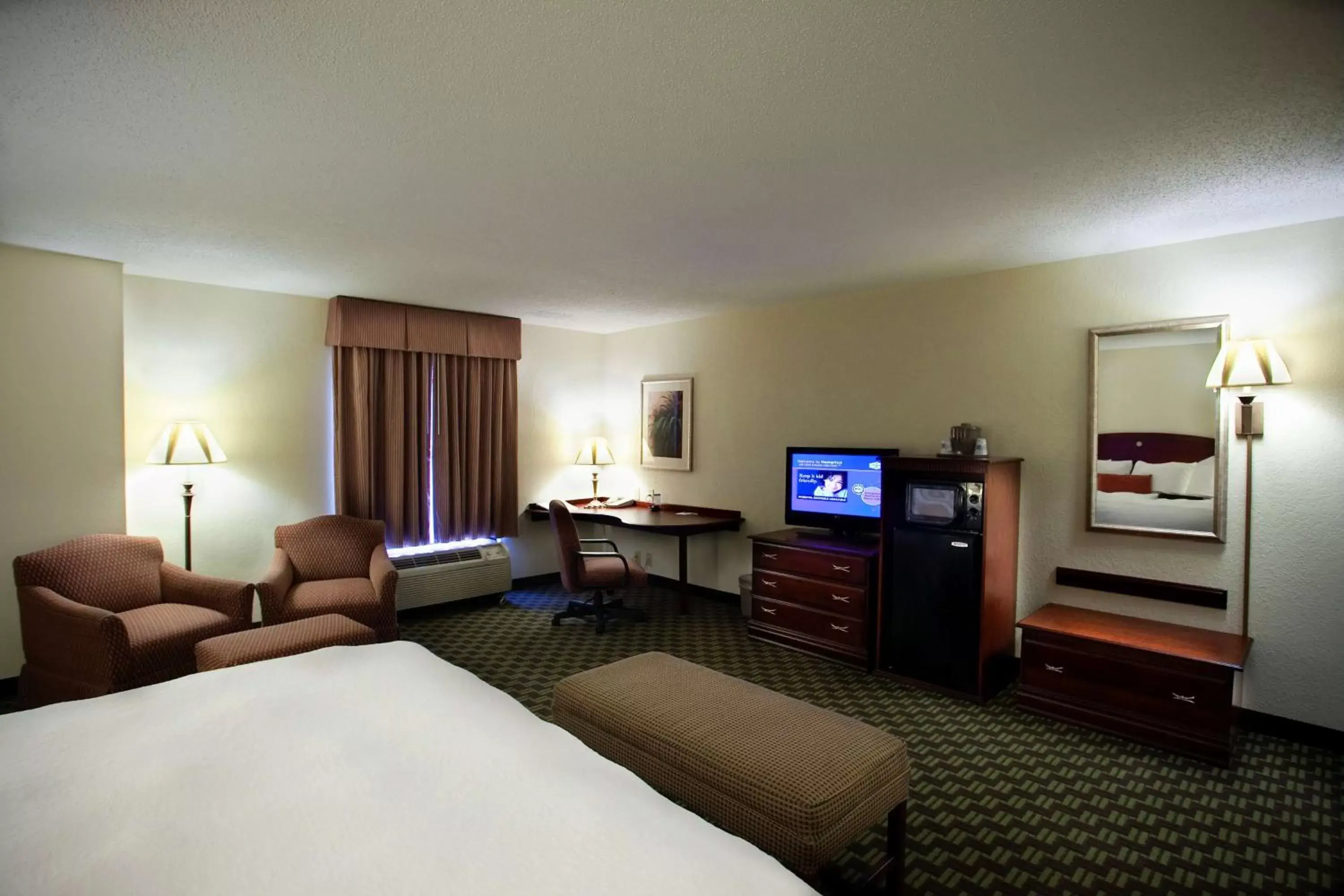 Bed, TV/Entertainment Center in Hampton Inn By Hilton Carrollton, Ga