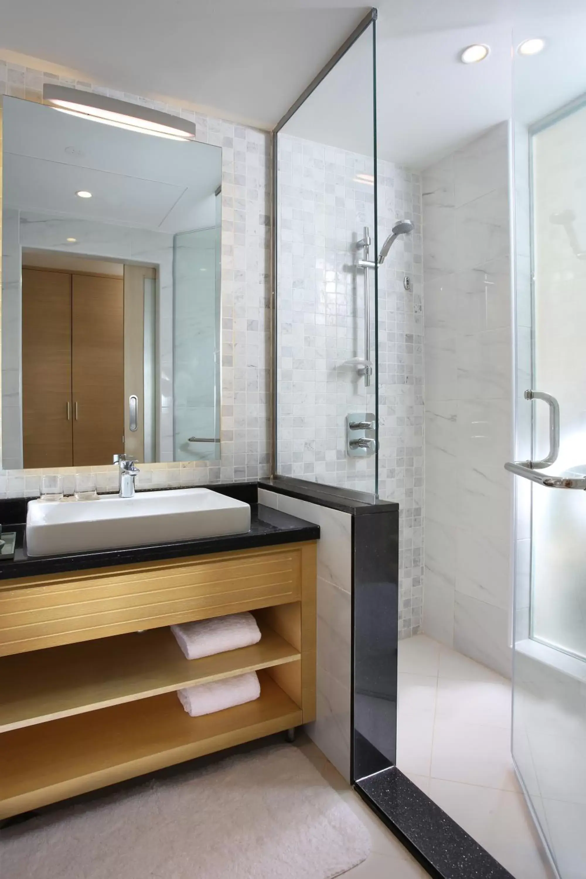 Toilet in Metropolitan Hotel Dubai