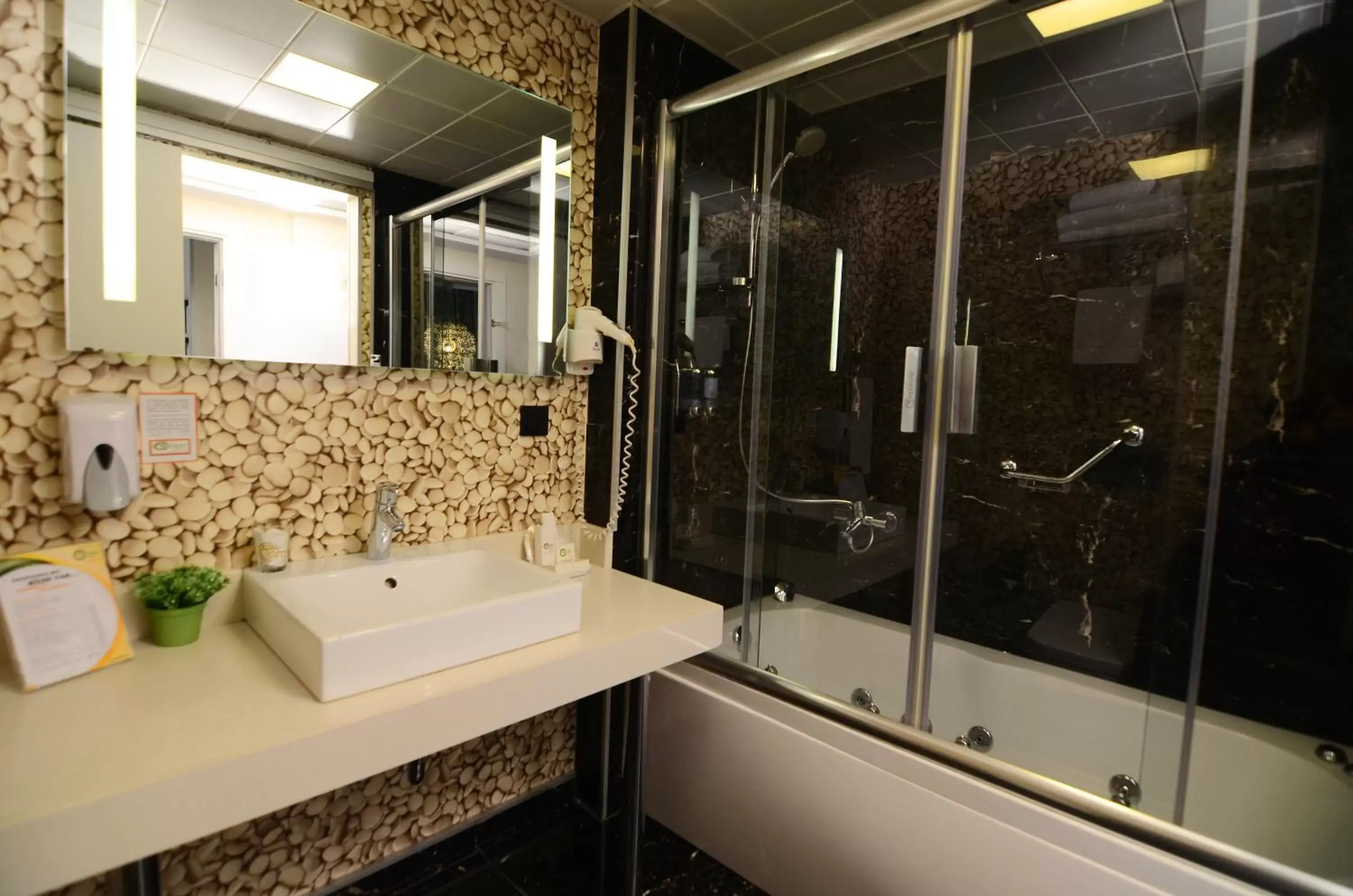 Shower, Bathroom in Tempo Suites Airport