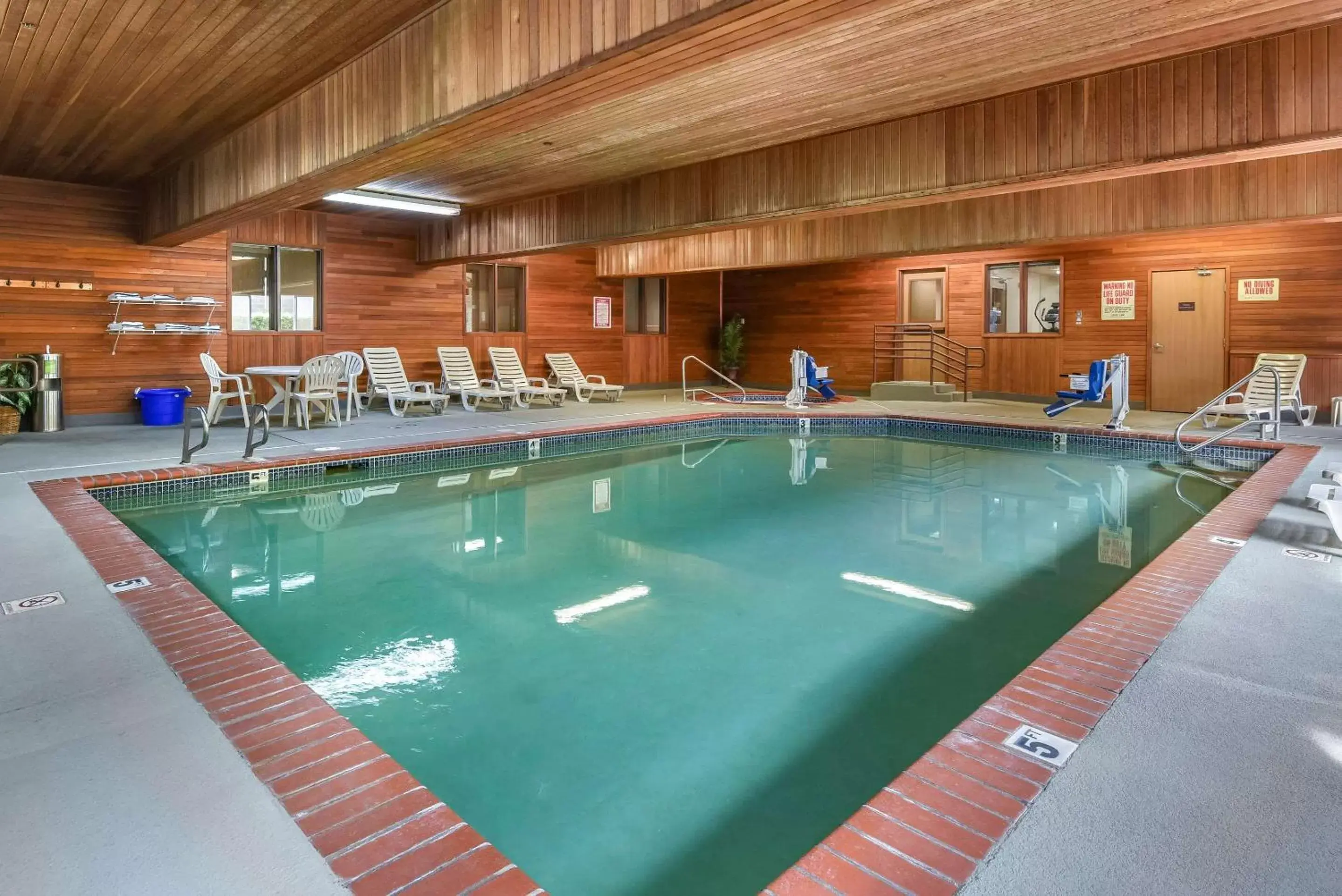 Activities, Swimming Pool in Comfort Suites Portland Airport