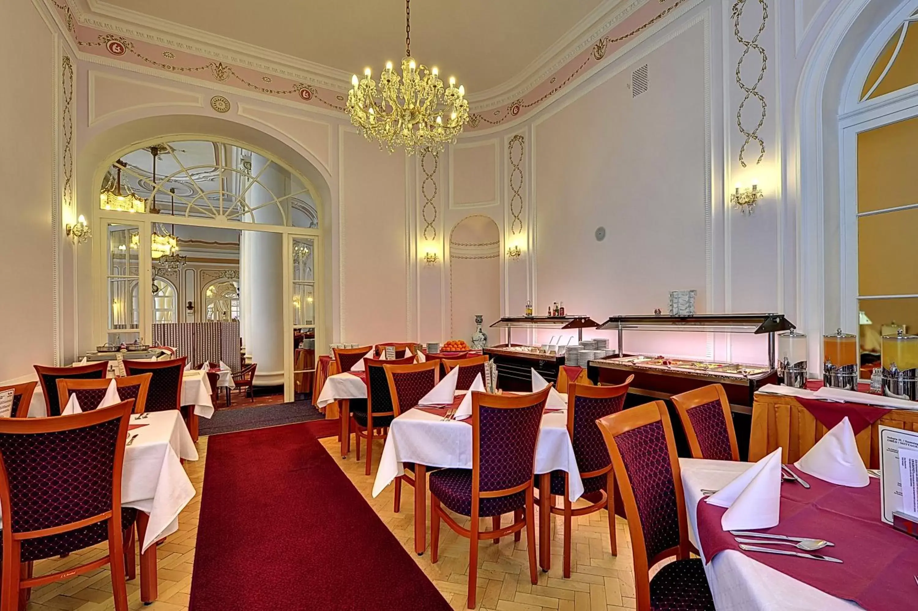 Restaurant/Places to Eat in Hotel Radium Palace