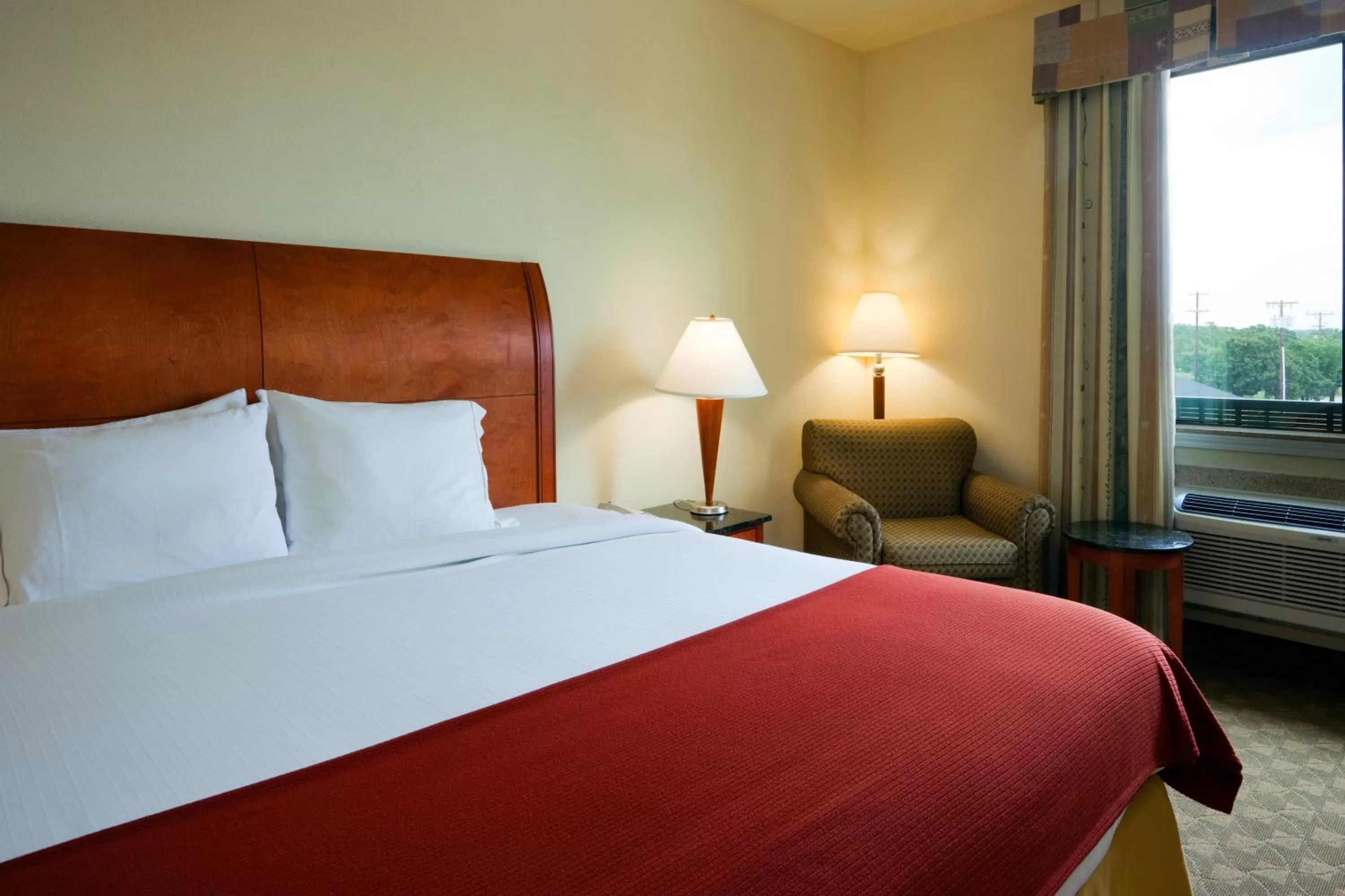Bedroom, Bed in Holiday Inn Express Hotel and Suites Fairfield-North by IHG