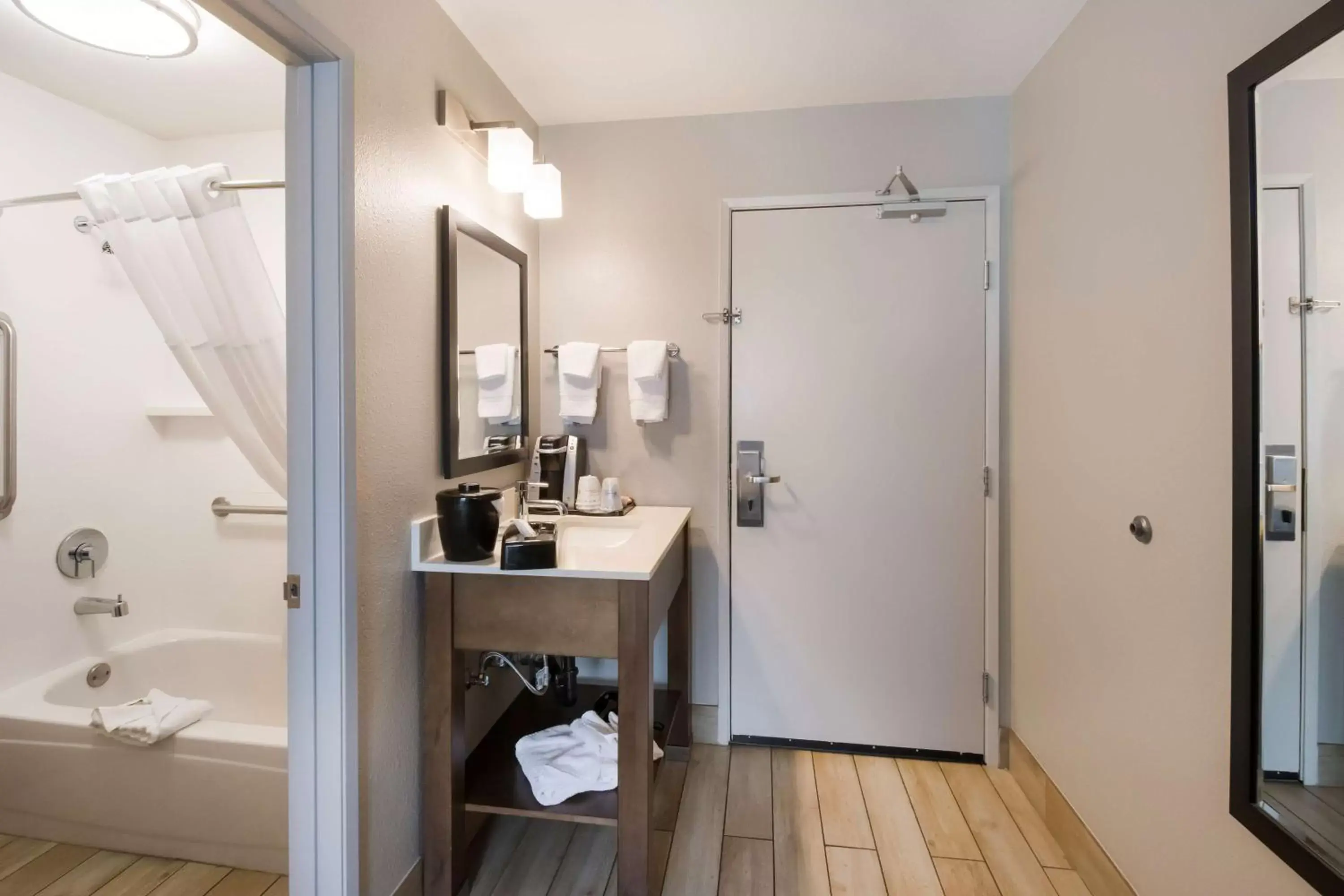 Bedroom, Bathroom in Best Western McMinnville Inn