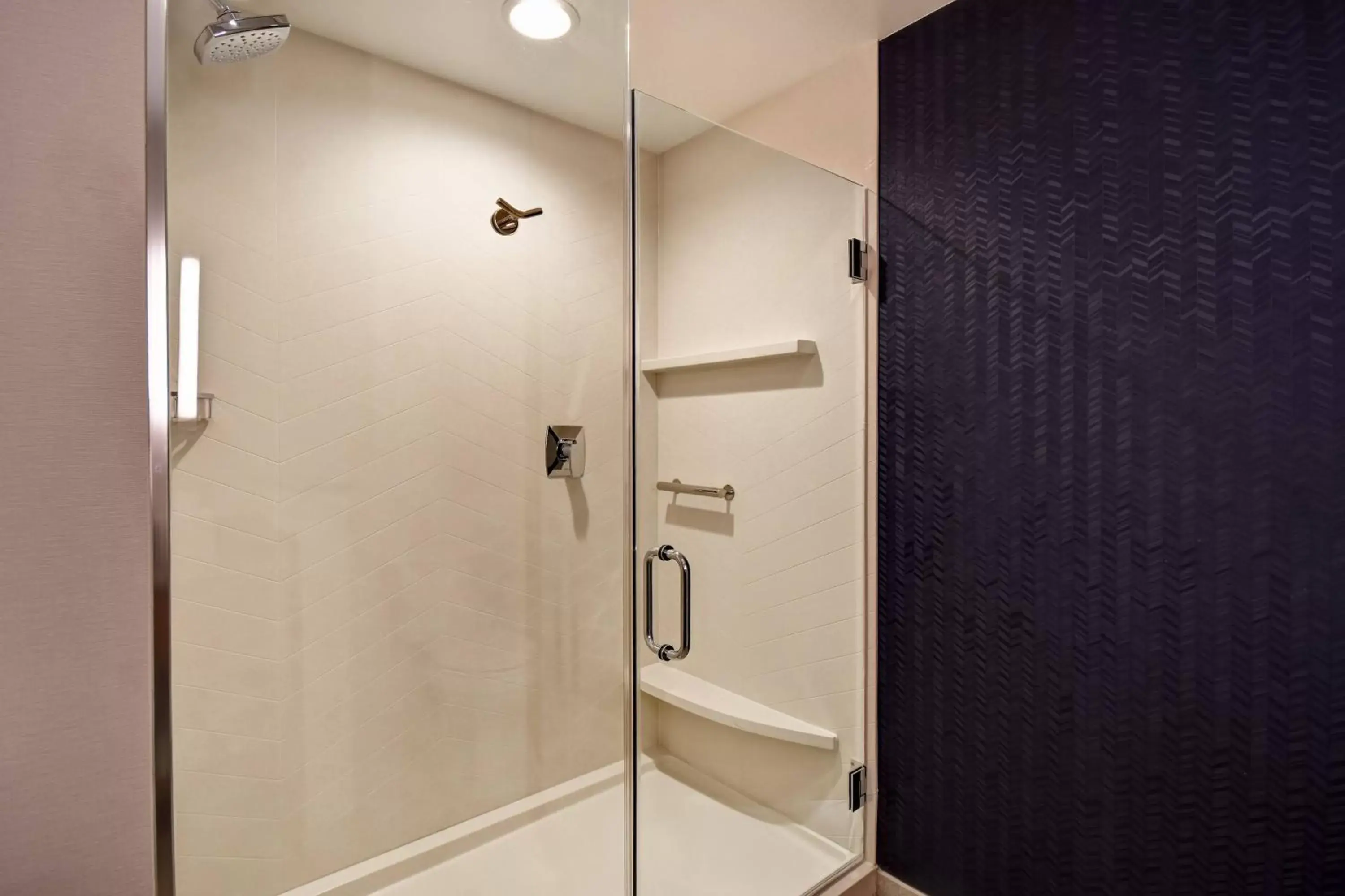 Bathroom in Fairfield Inn & Suites by Marriott Plymouth