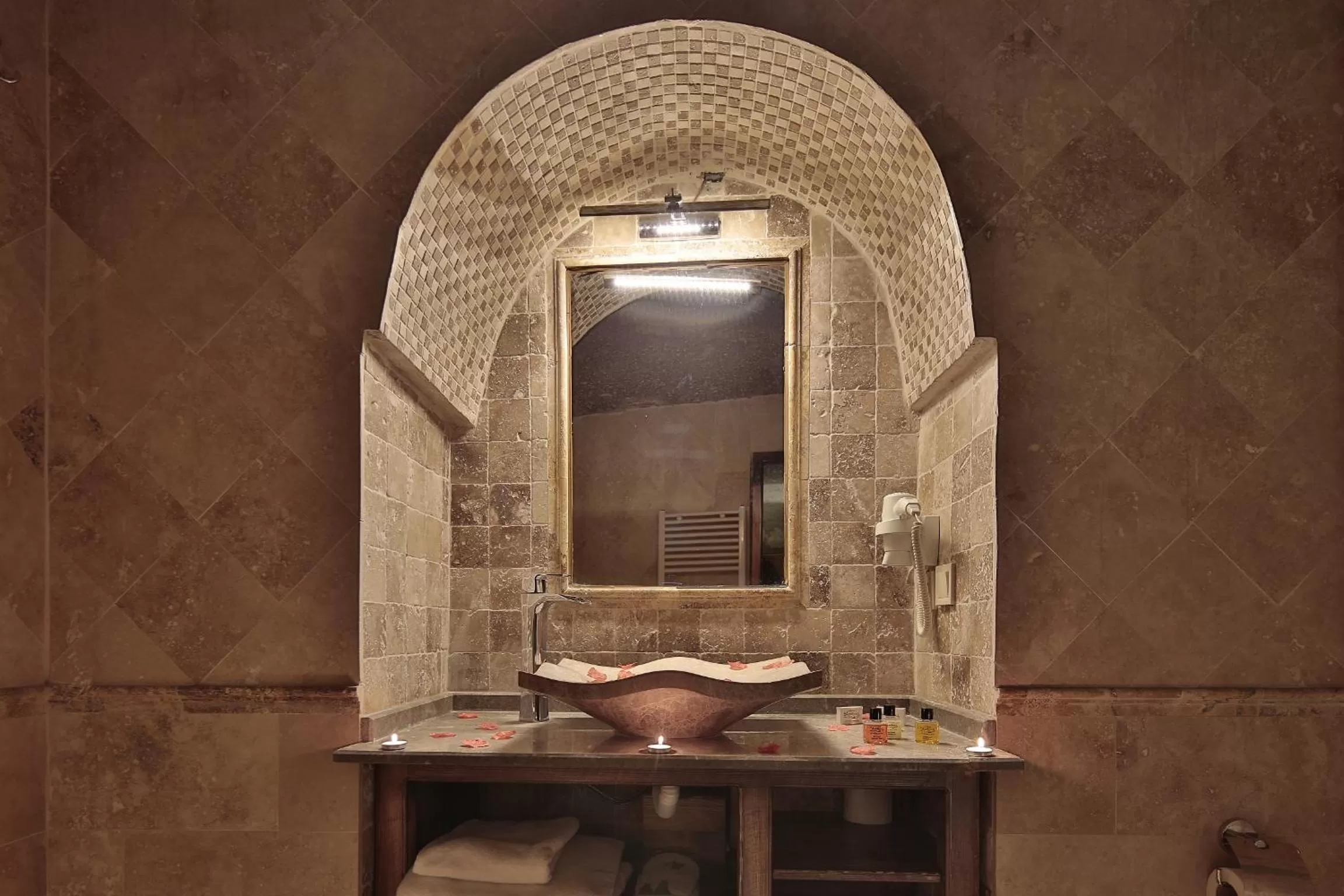 Decorative detail in Shoestring Cave House