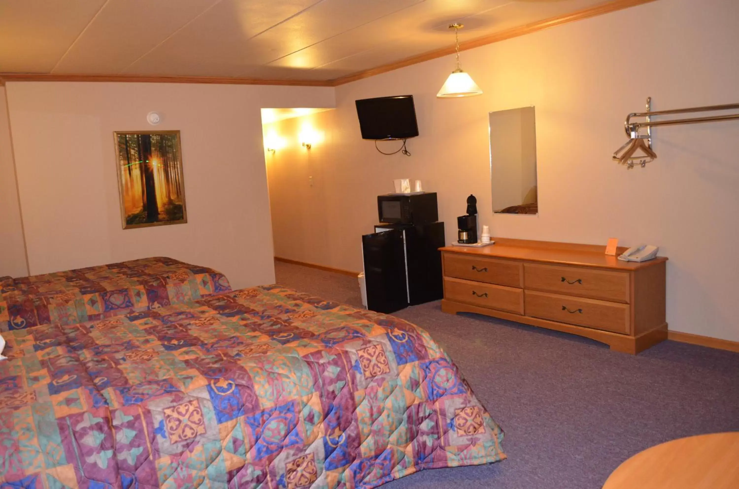 Photo of the whole room, Bed in Amber's Inn and Suites
