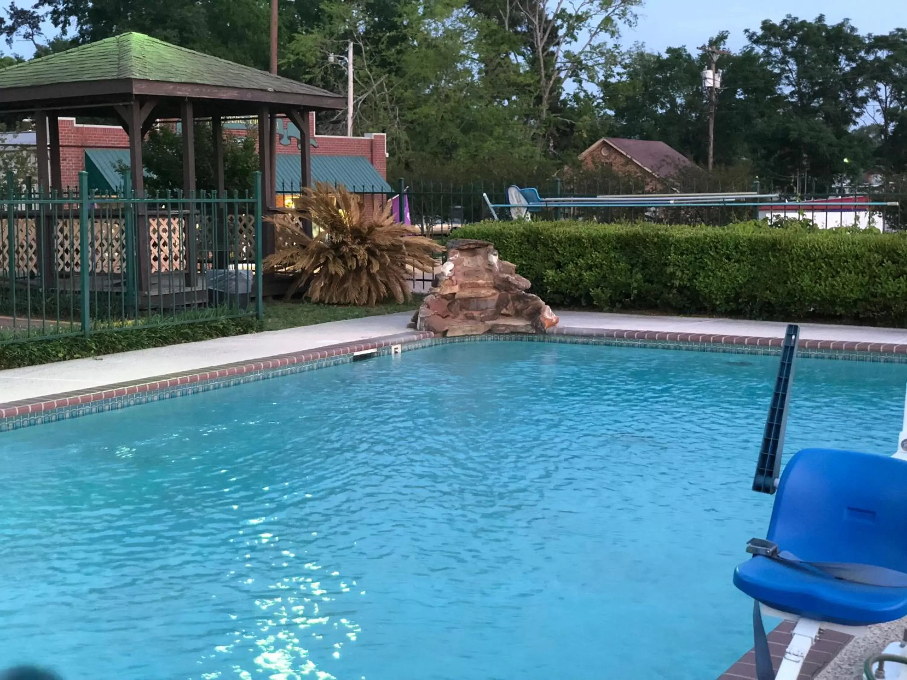 Swimming Pool in Victorian Inn & Suites