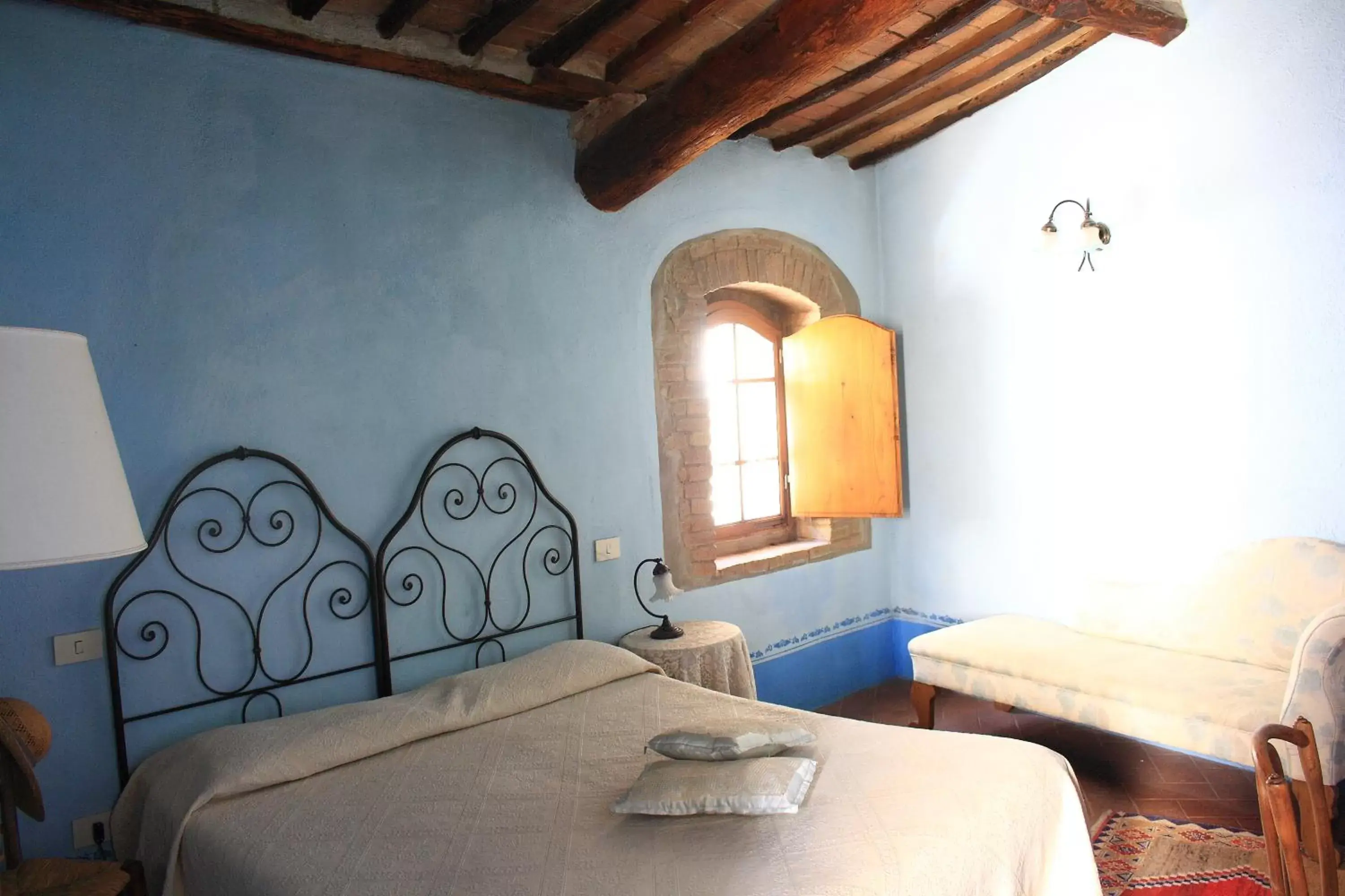 Photo of the whole room, Bed in La Locanda del Loggiato