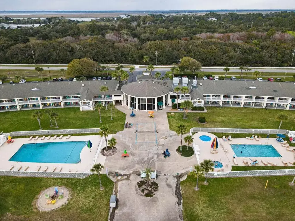 Bird's eye view, Pool View in Days Inn & Suites by Wyndham Jekyll Island