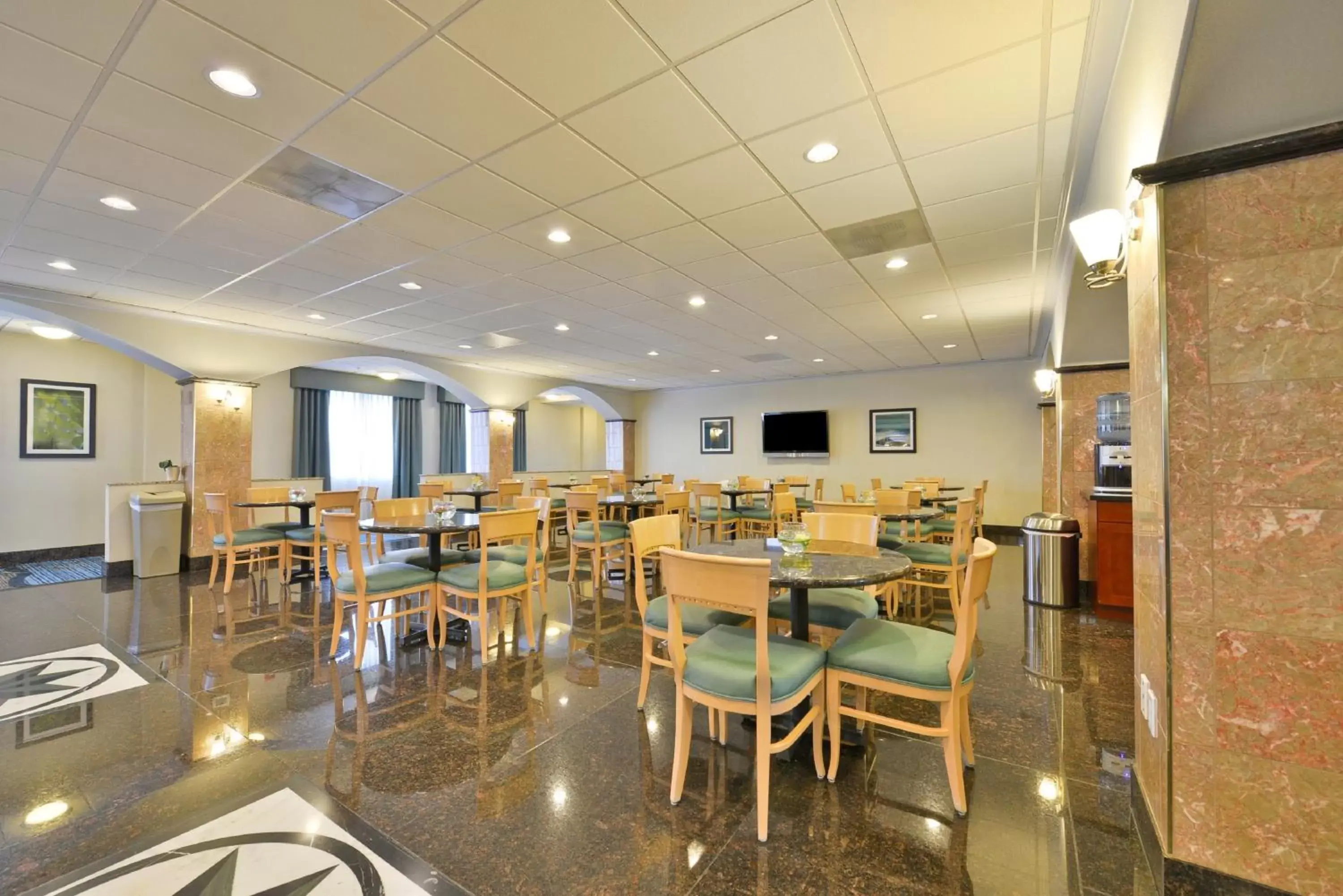 Breakfast, Restaurant/Places to Eat in Holiday Inn Express Hotel & Suites Tacoma South - Lakewood, an IHG Hotel