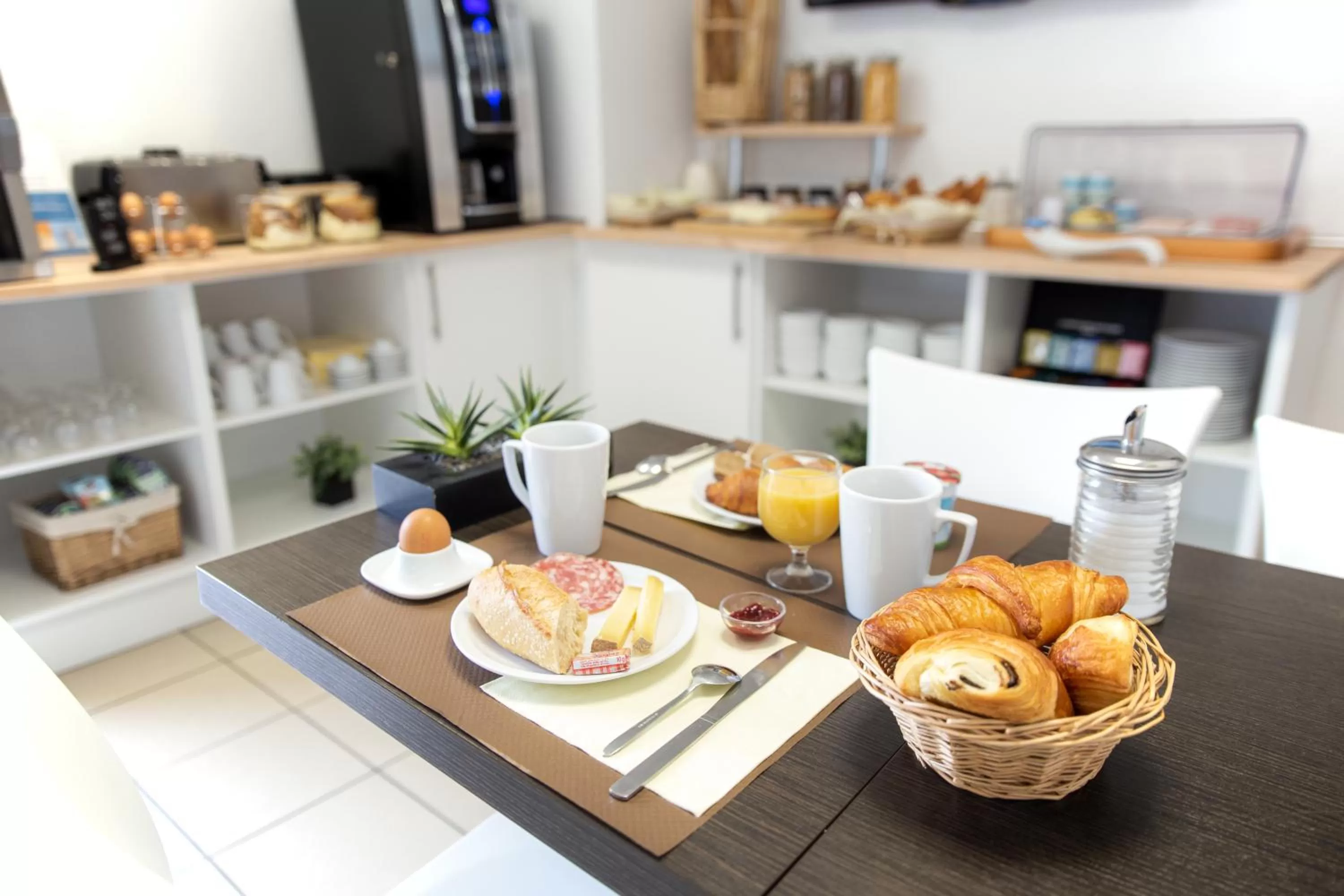 Breakfast in Comfort Aparthotel Besancon Hauts du Chazal