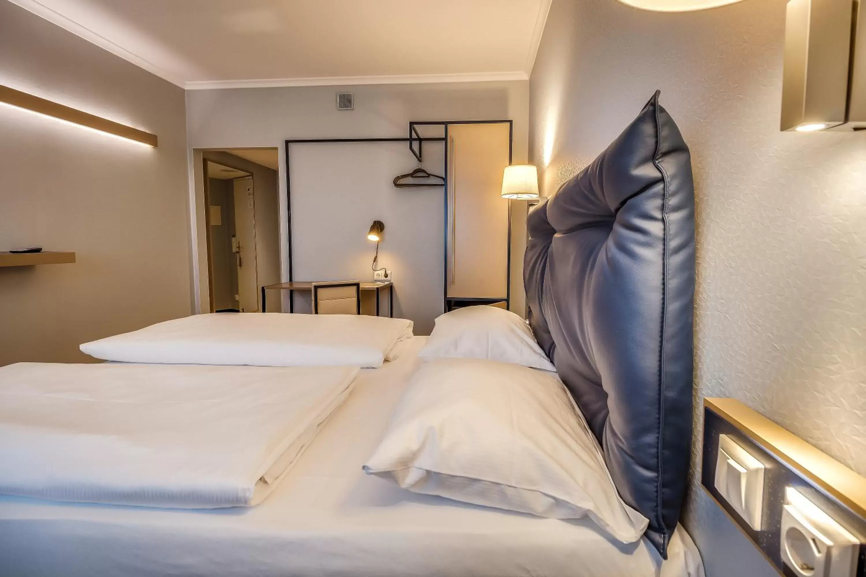 Standard Single Room with Large Bed - single occupancy in Dorint Kongresshotel Chemnitz