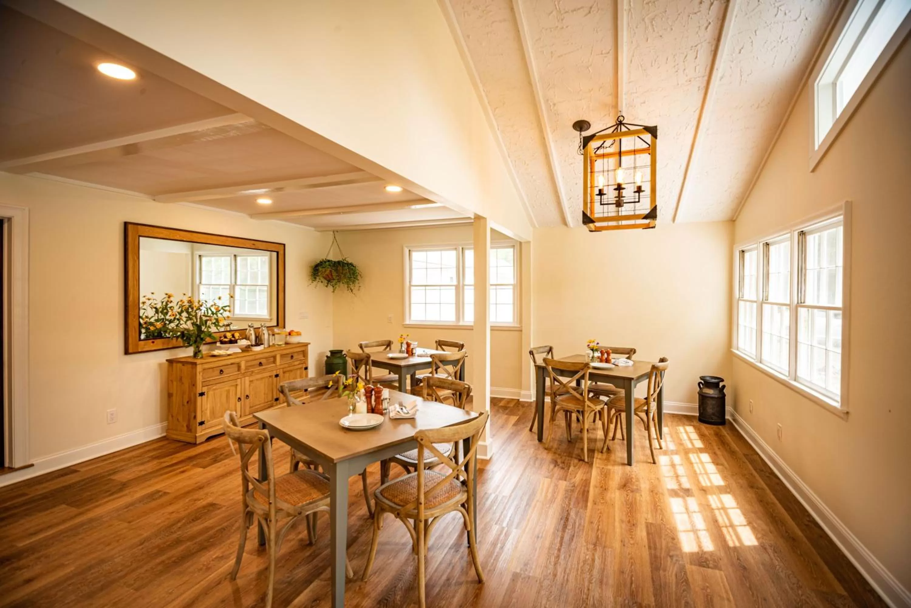 Dining area in Arcady Mountain Motor Lodge