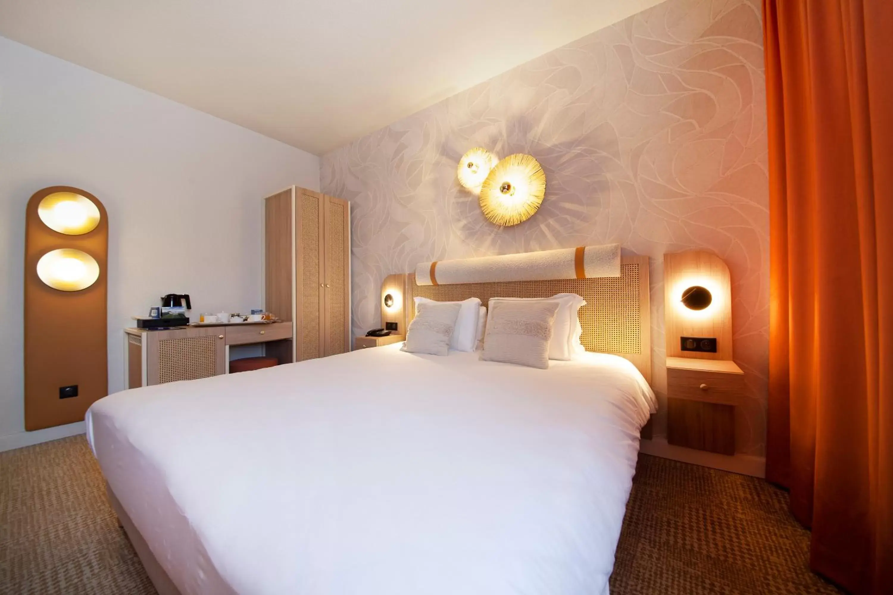 Property building, Bed in Kyriad Prestige Hotel Clermont-Ferrand