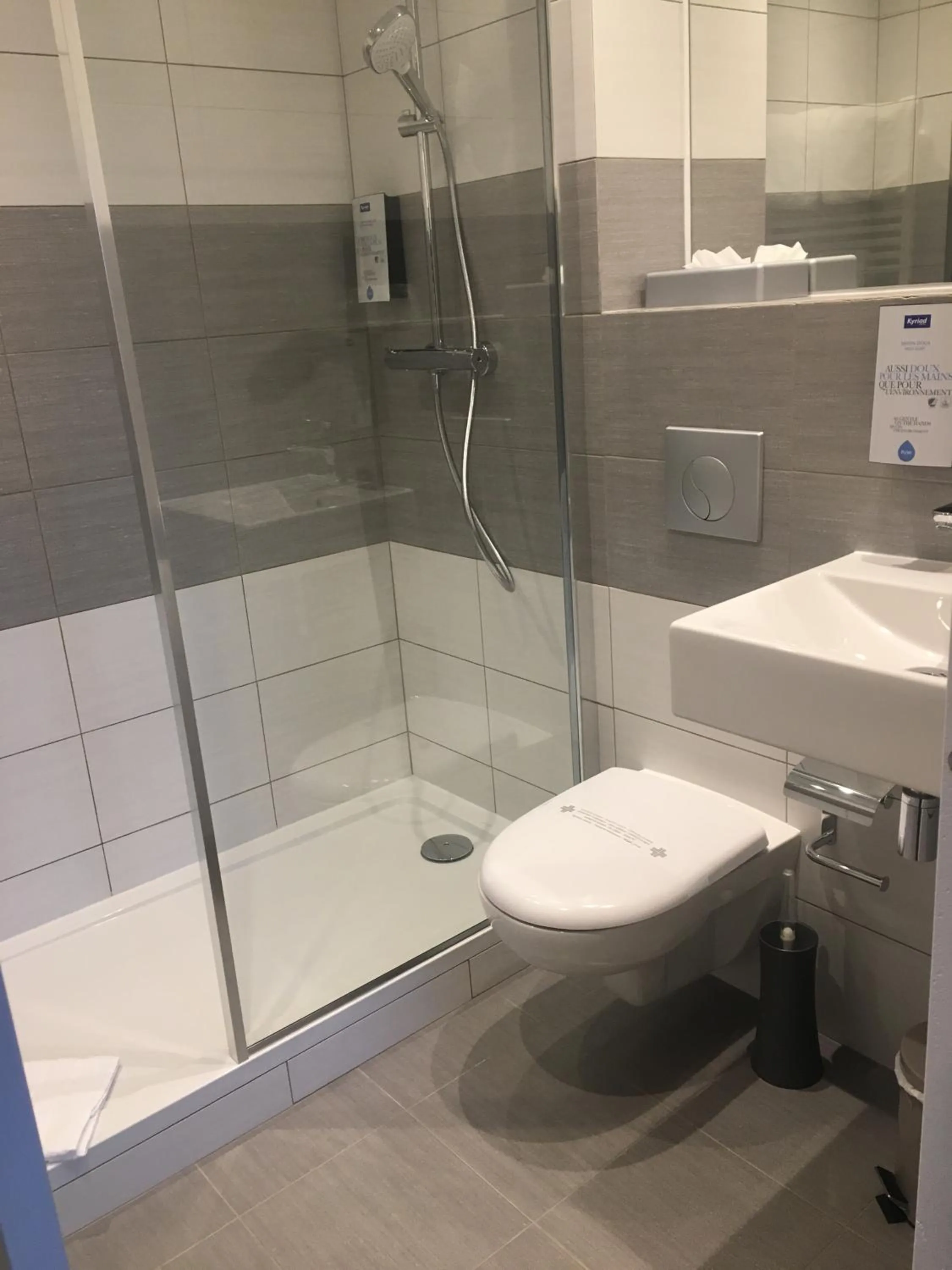 Bathroom in Kyriad Limoges Sud - Feytiat