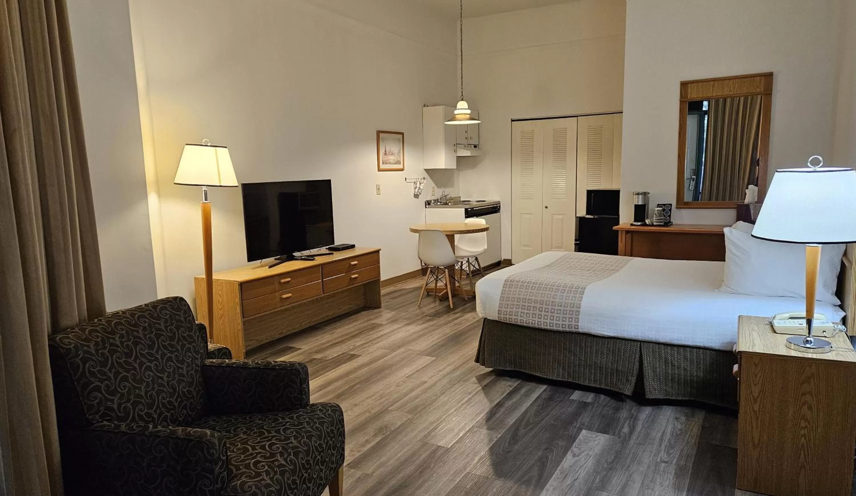 Photo of the whole room, Bed in The Cedars Inn Hotel & Convention Centre