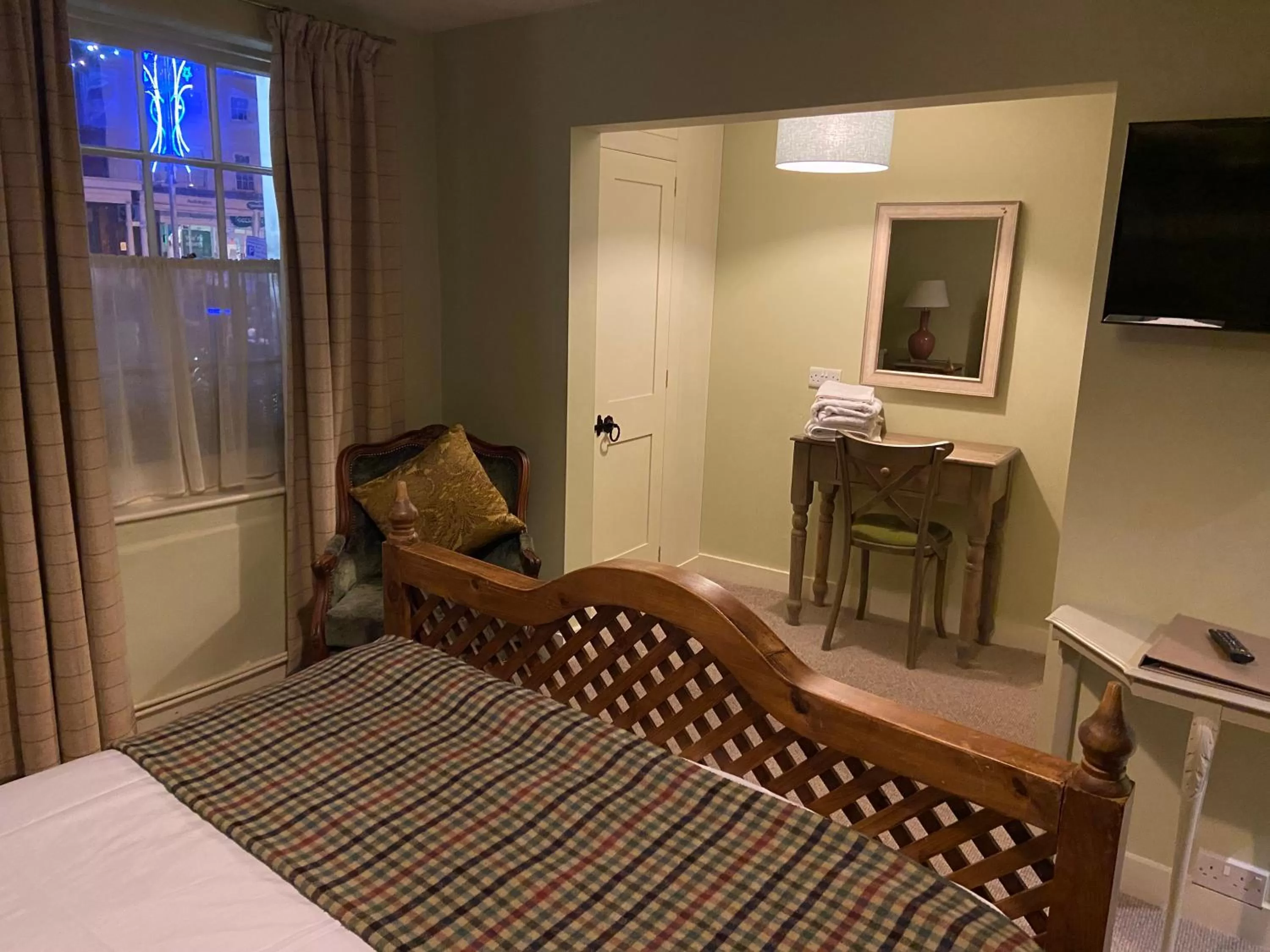 Photo of the whole room, Bed in The Green Dragon