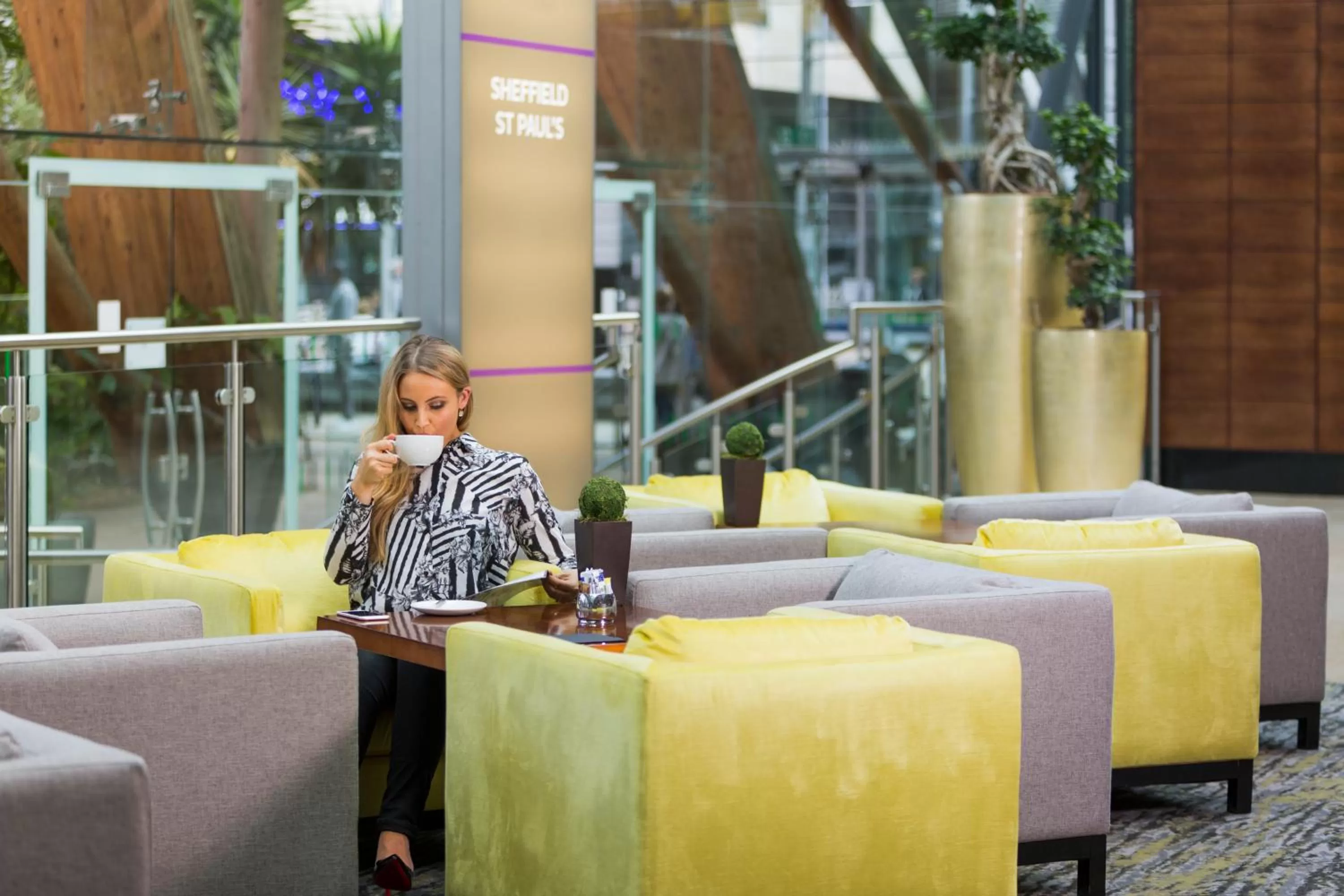 Lounge or bar in Mercure Sheffield St Paul's Hotel & Spa