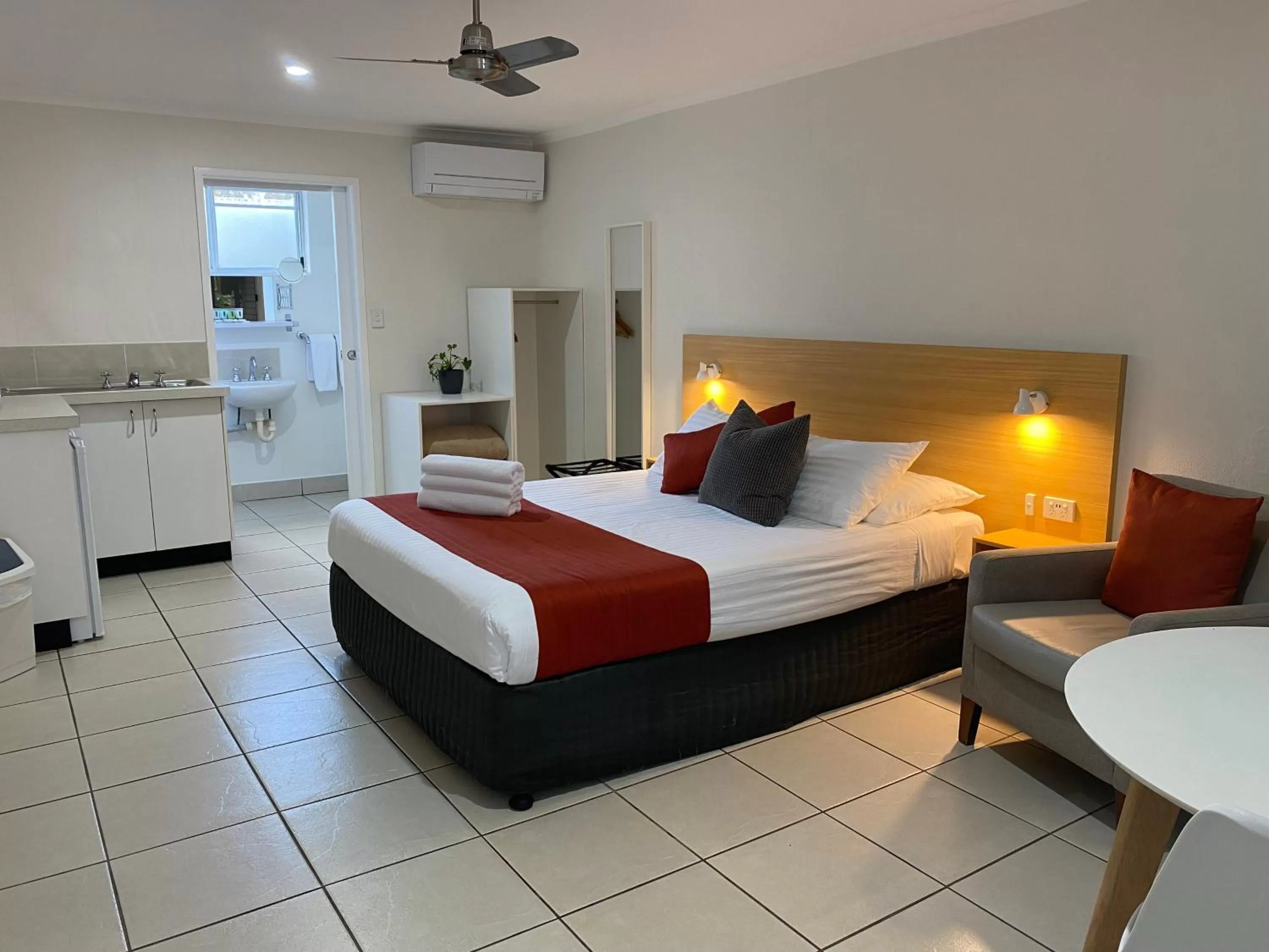 Photo of the whole room, Bed in Tin Can Bay Motel