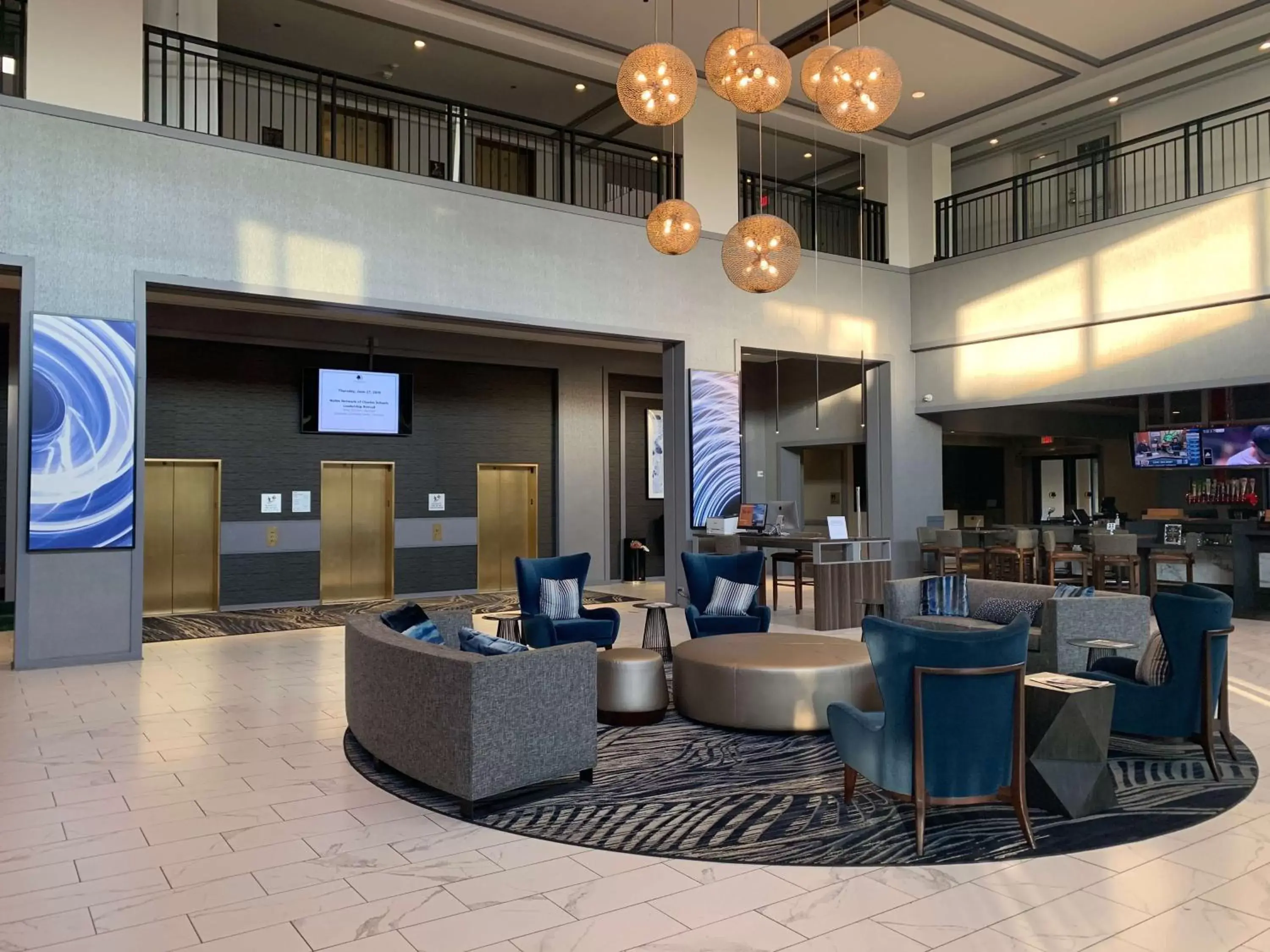 Lobby or reception, Lounge/Bar in DoubleTree Suites by Hilton Hotel & Conference Center Chicago-Downers Grove