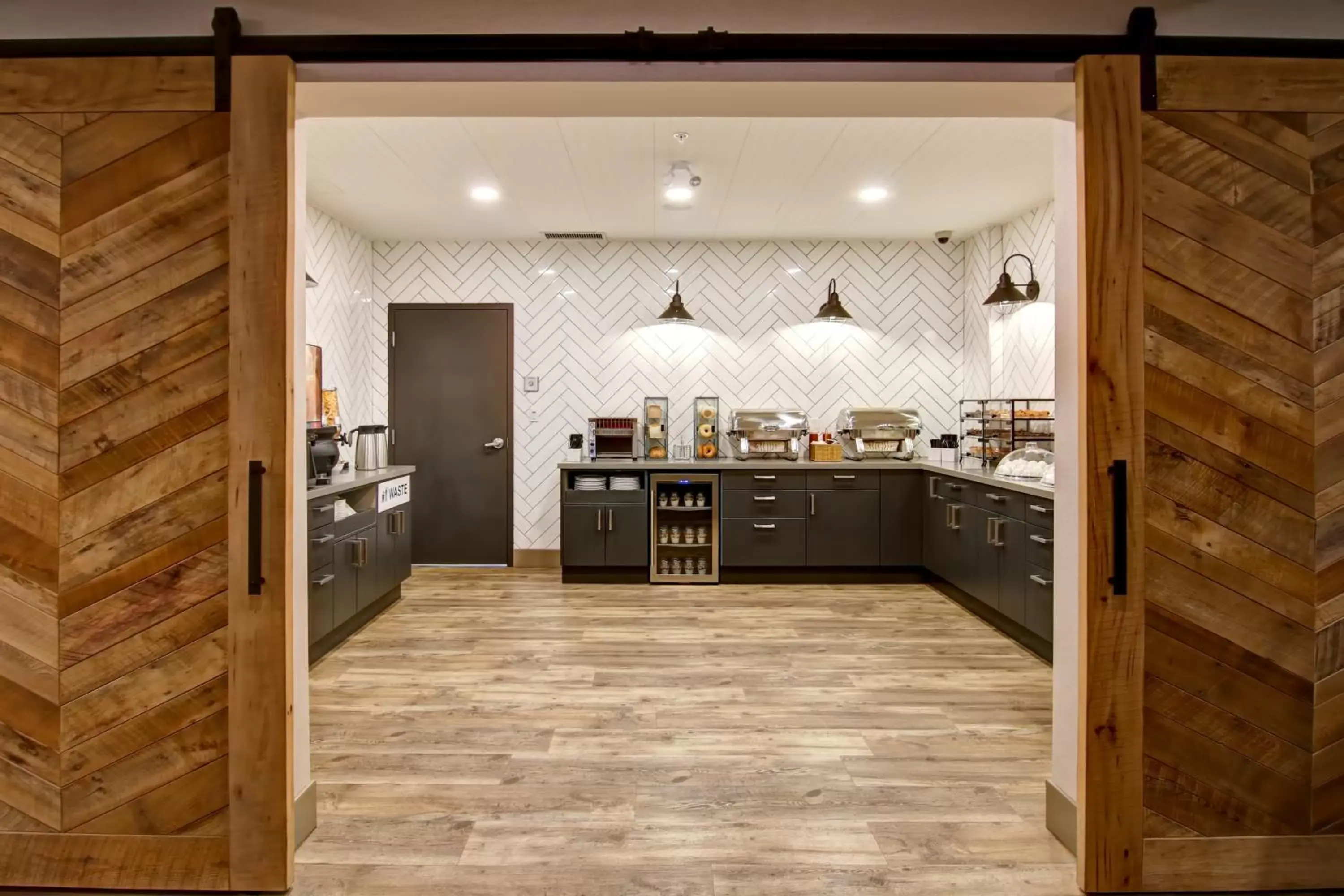 Buffet breakfast, Kitchen/Kitchenette in Canalta Lodge