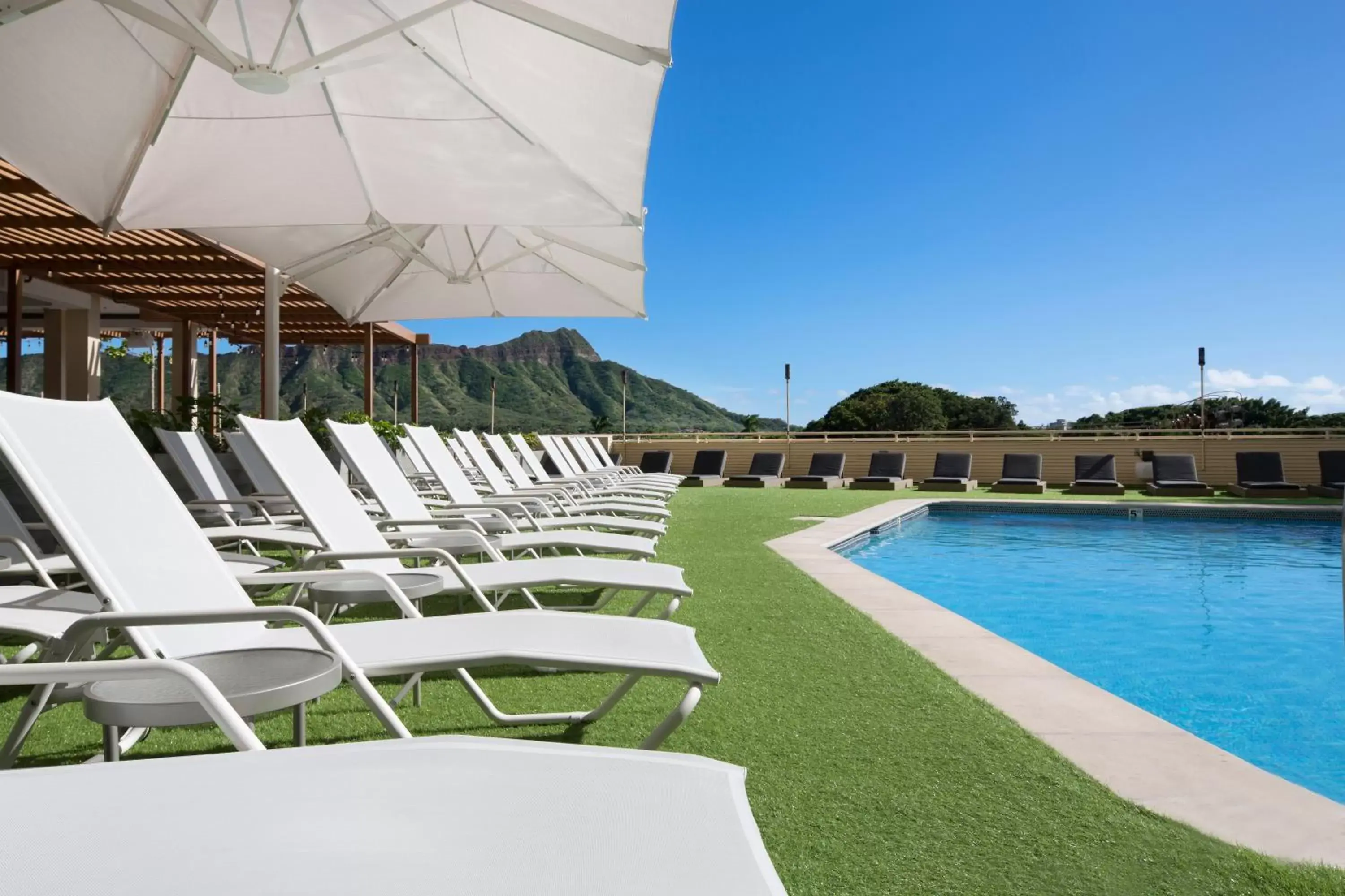 Swimming Pool in Queen Kapiolani Hotel