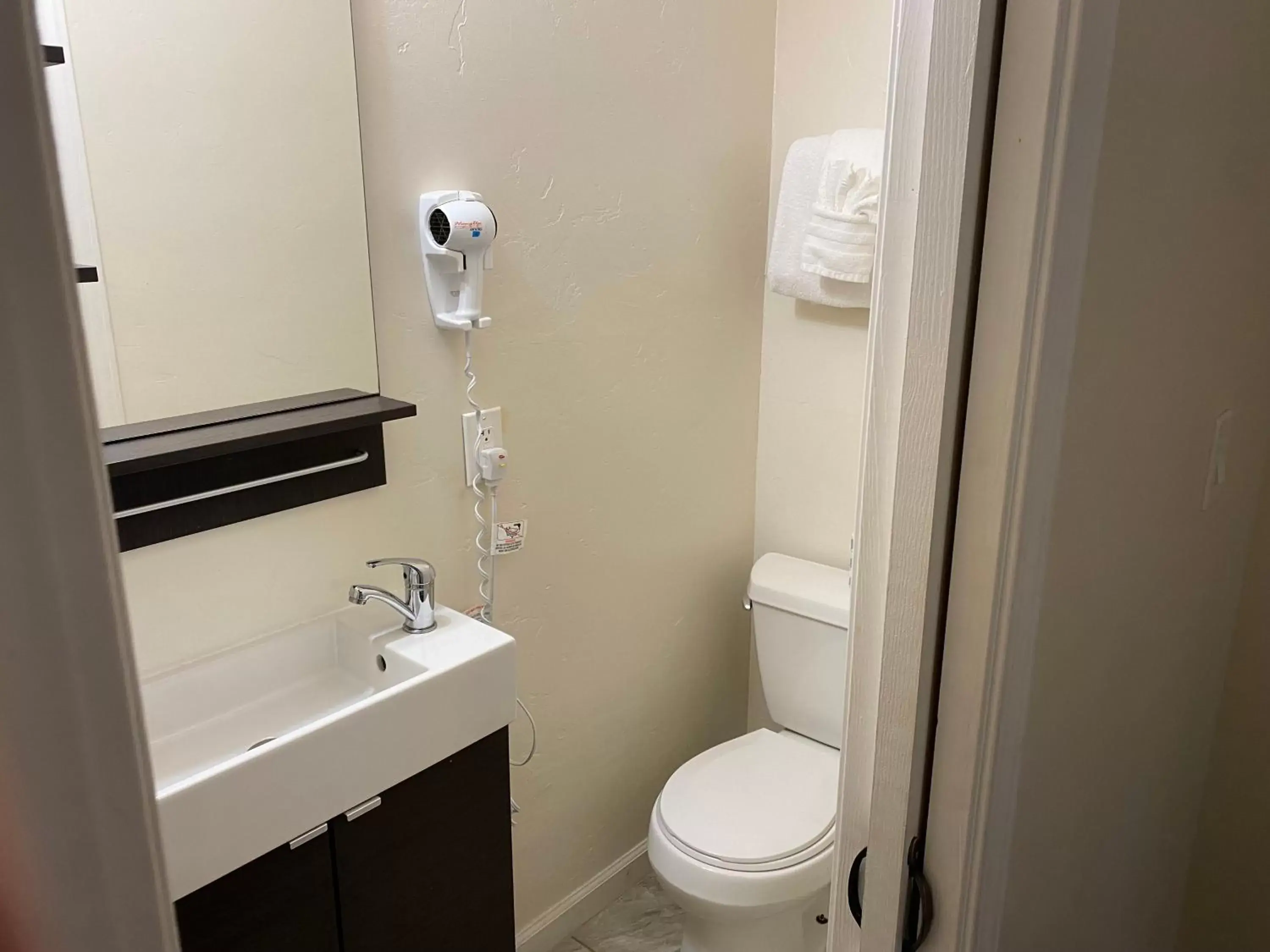 Bathroom in Bide-A-Wee Inn and Cottages