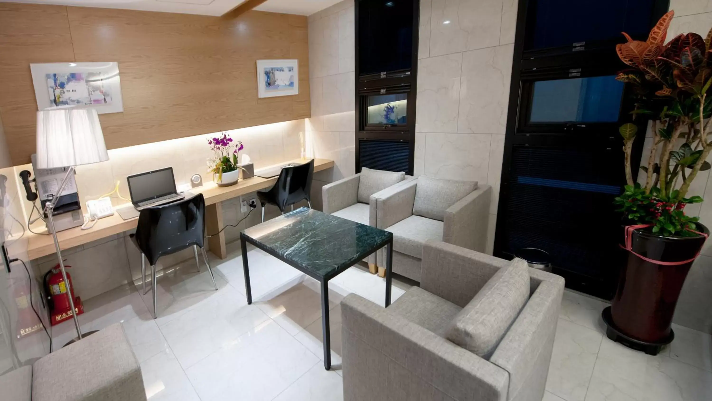 Lobby or reception, Lounge/Bar in Rian Hotel