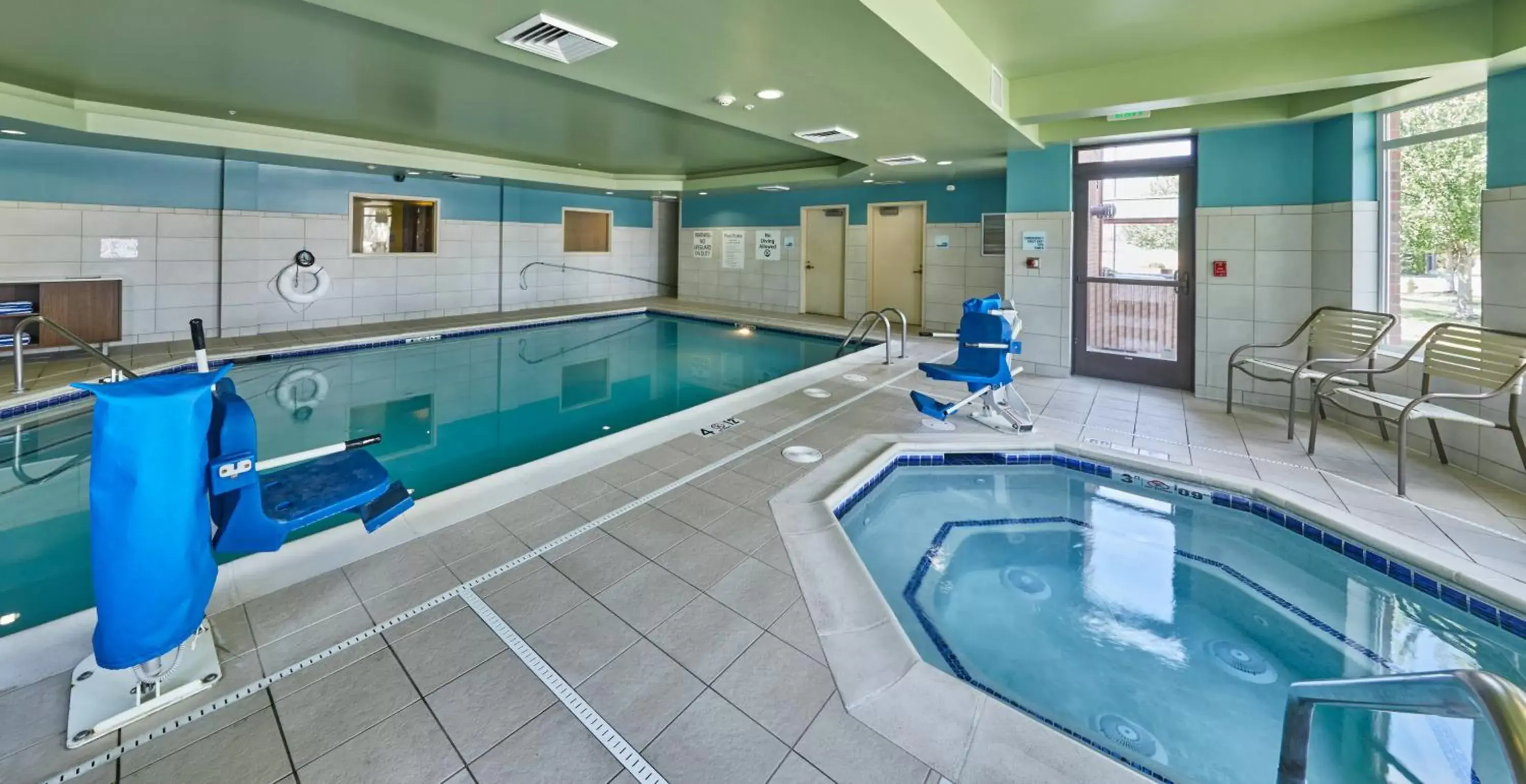 Swimming Pool in Holiday Inn Express Hotel & Suites Medford-Central Point, an IHG Hotel
