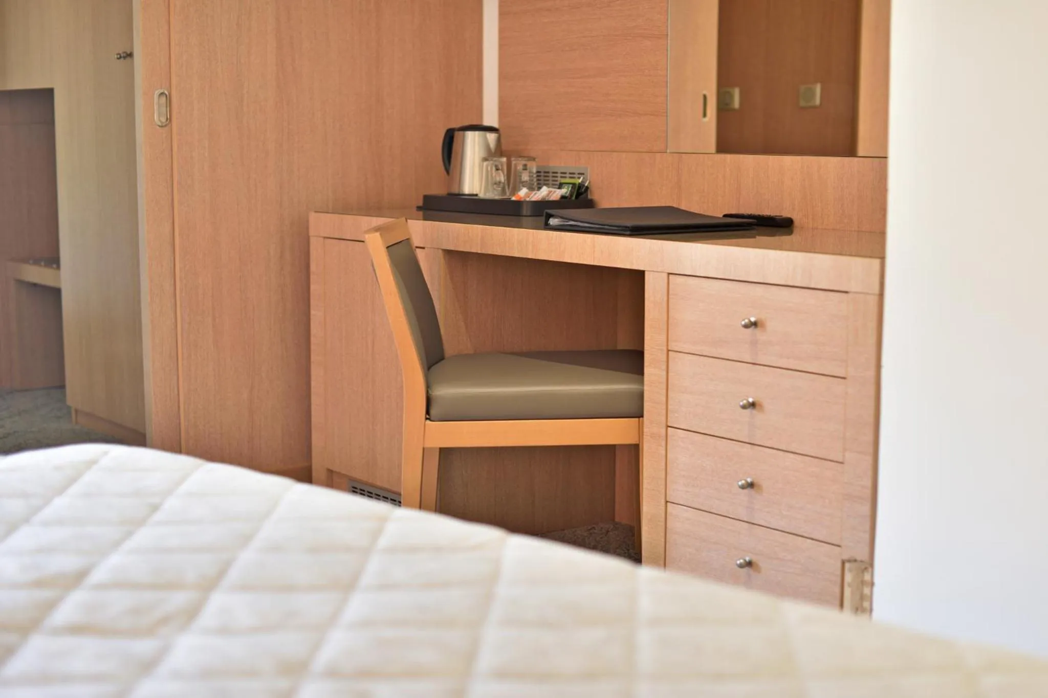 Seating area, Bed in Hôtel Le Rocher