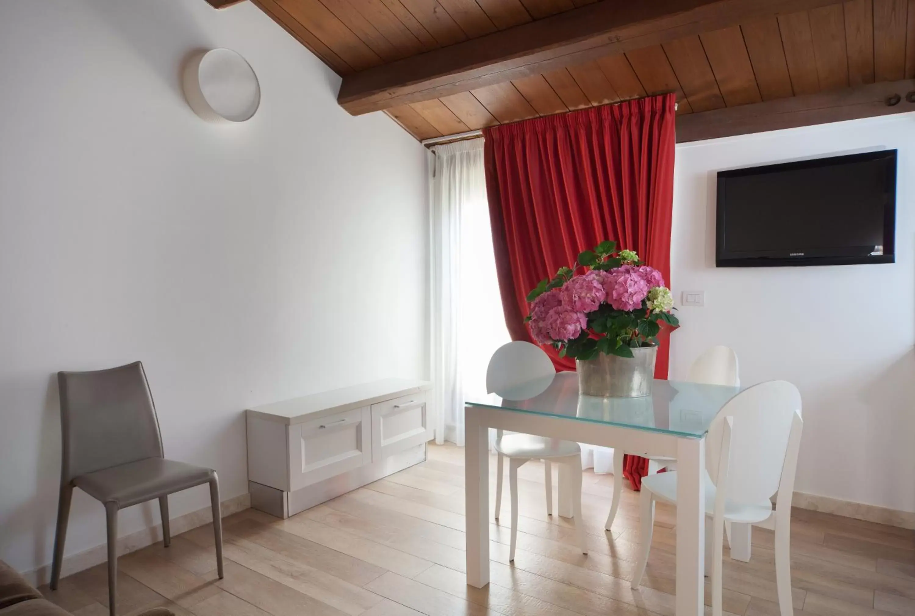 Dining area, TV/Entertainment Center in Di Sabatino Resort - Suite Apartments & Spa