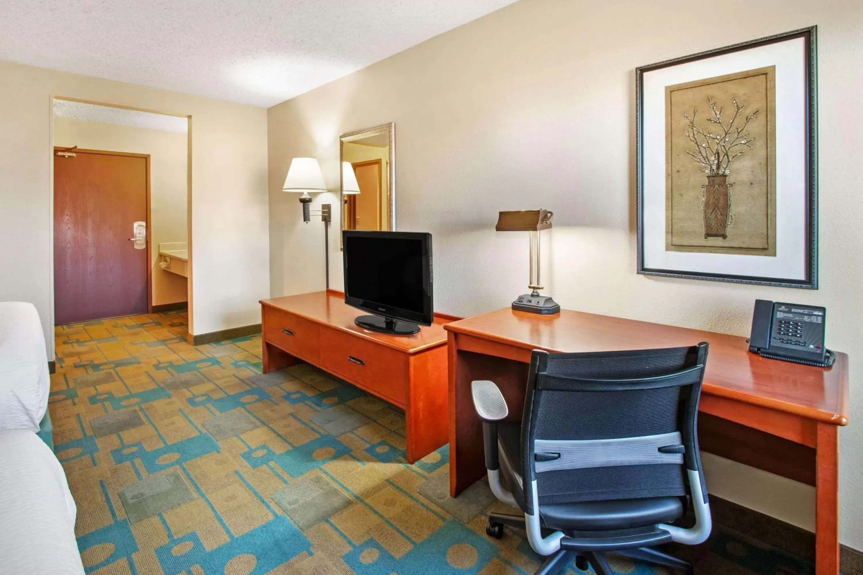 Photo of the whole room in La Quinta by Wyndham Albuquerque Journal Ctr NW Photo of the whole room in La Quinta by Wyndham Albuquerque Journal Ctr NW