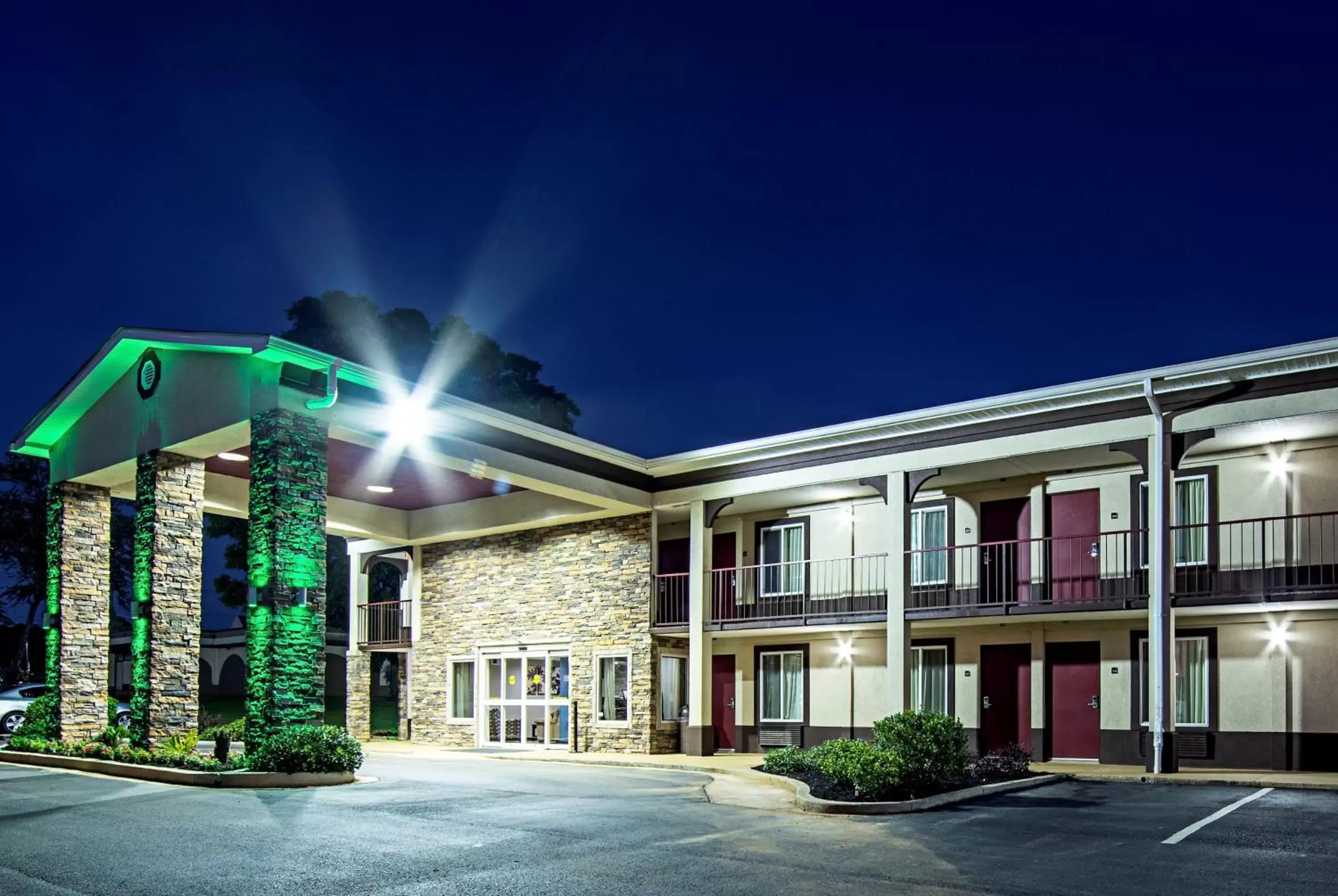 Property building, Facade/Entrance in Red Roof Inn & Suites Greenwood, SC