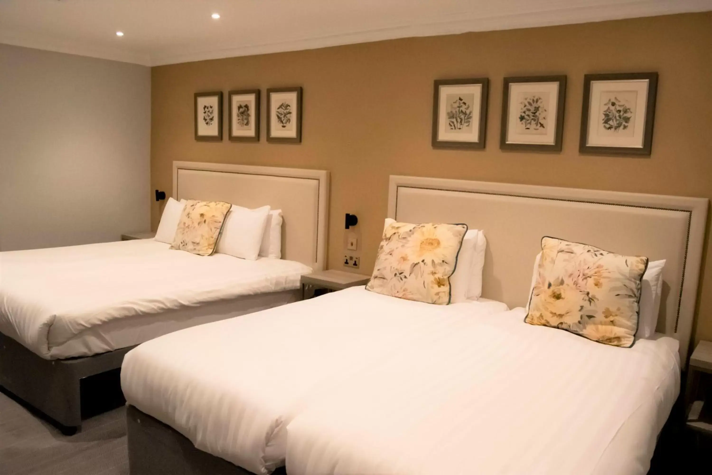Bedroom, Bed in Byron Hotel