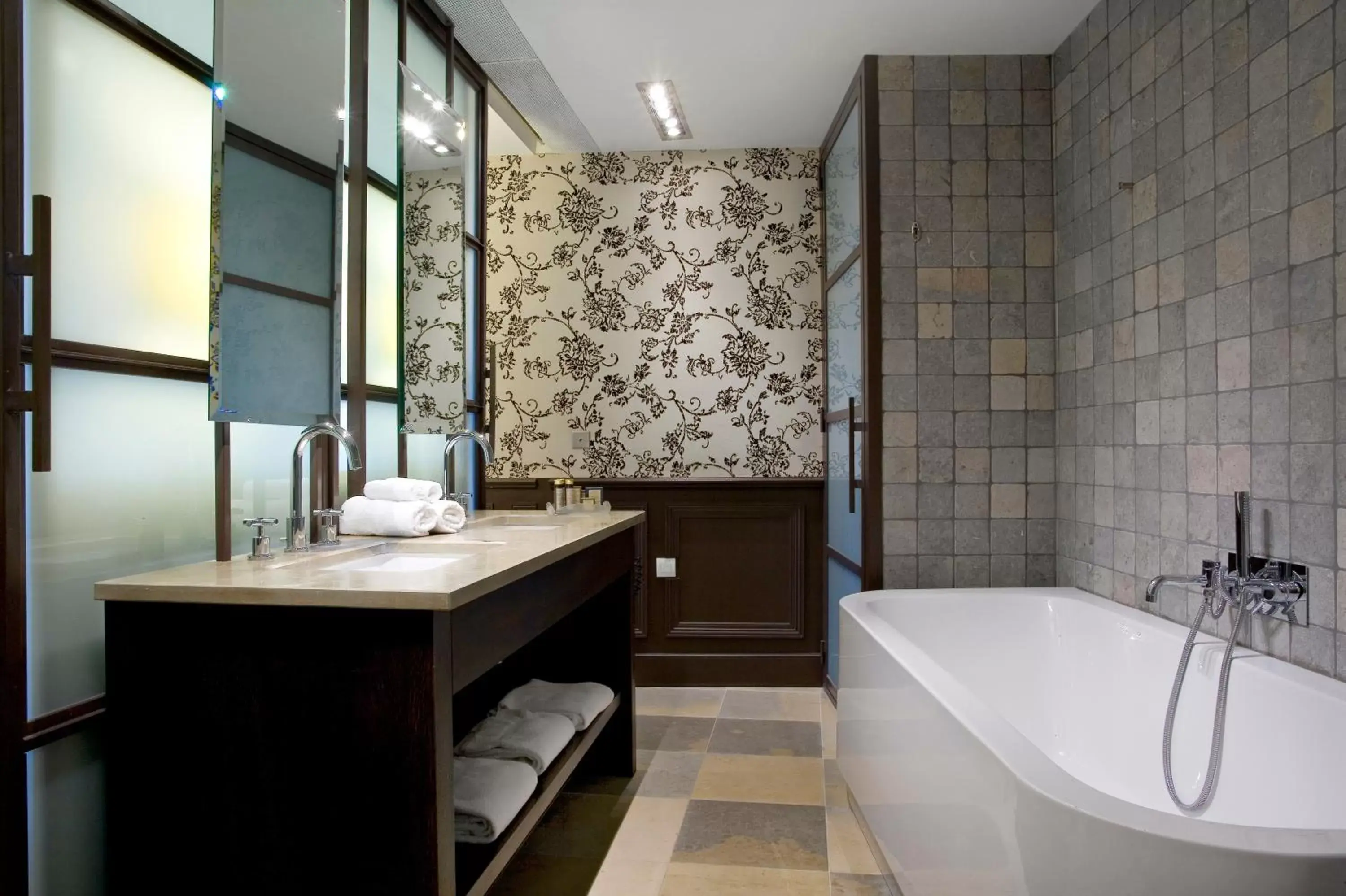 Bathroom in Hôtel du Château & Spa - Les Collectionneurs