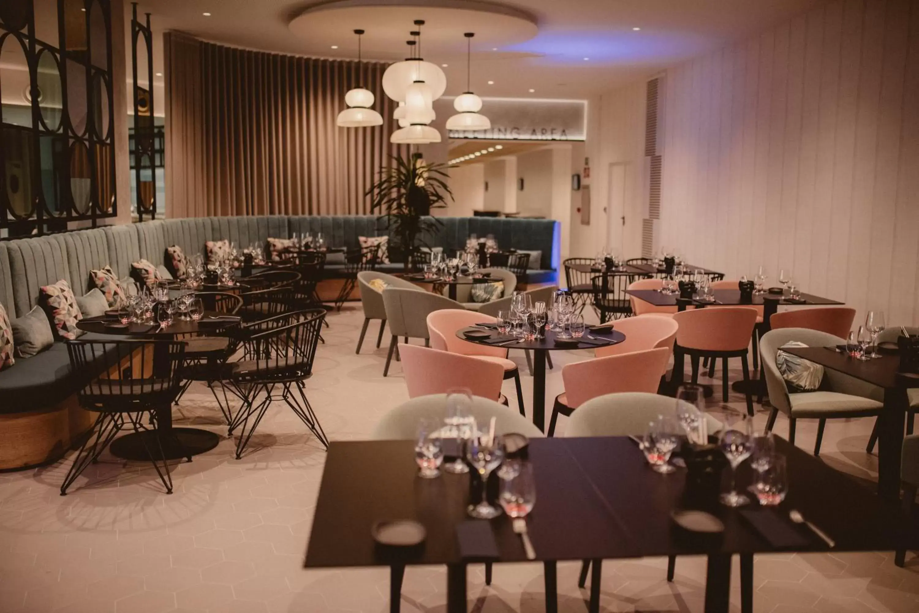 Lounge or bar, Restaurant/Places to Eat in Novotel Campo De Las Naciones