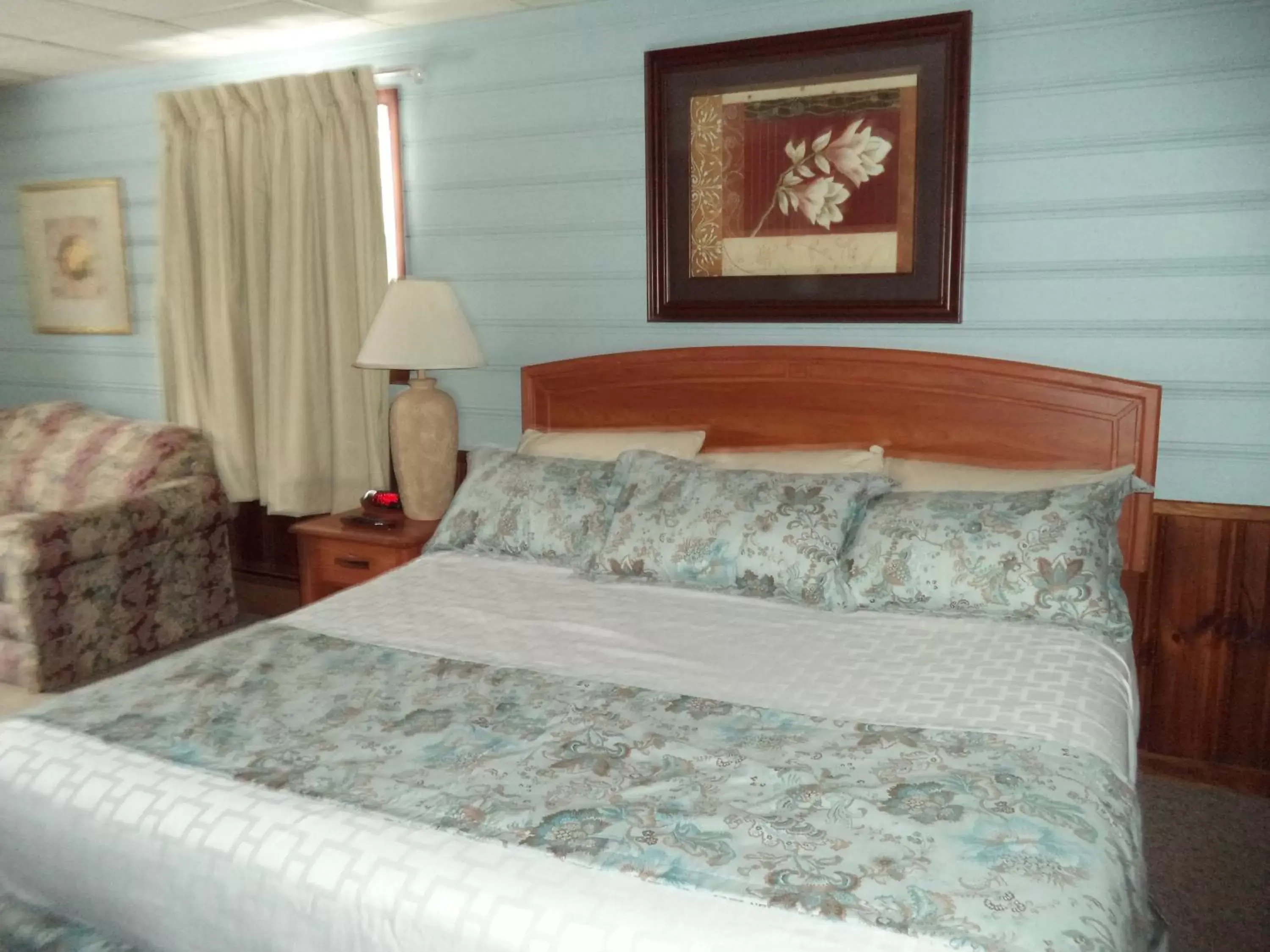 Bed in Mount Blue Motel