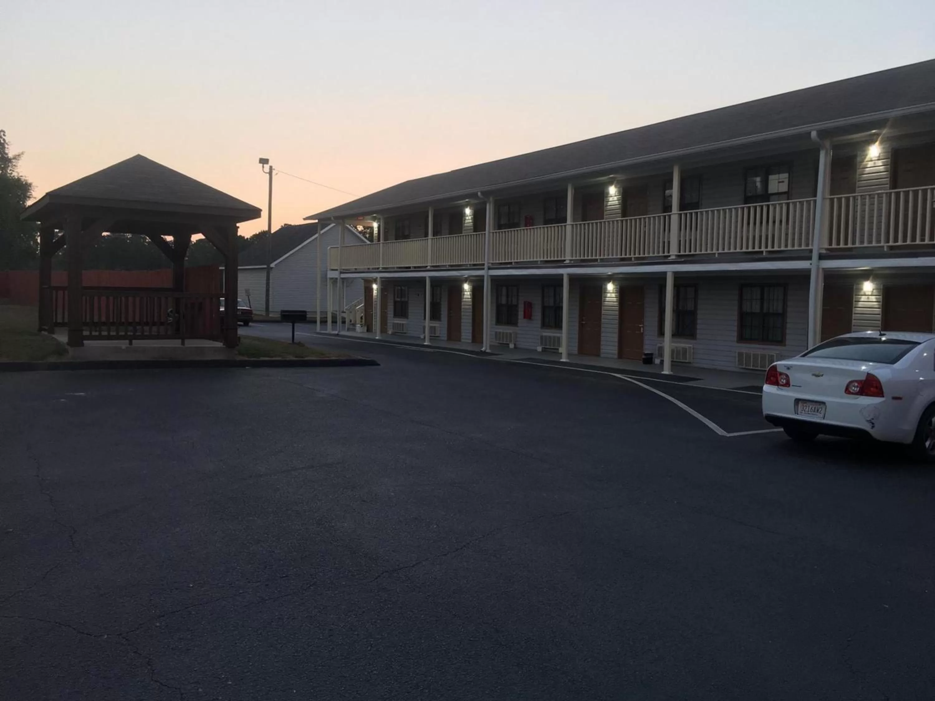 Property building in Loyalty Inn Hawkinsville