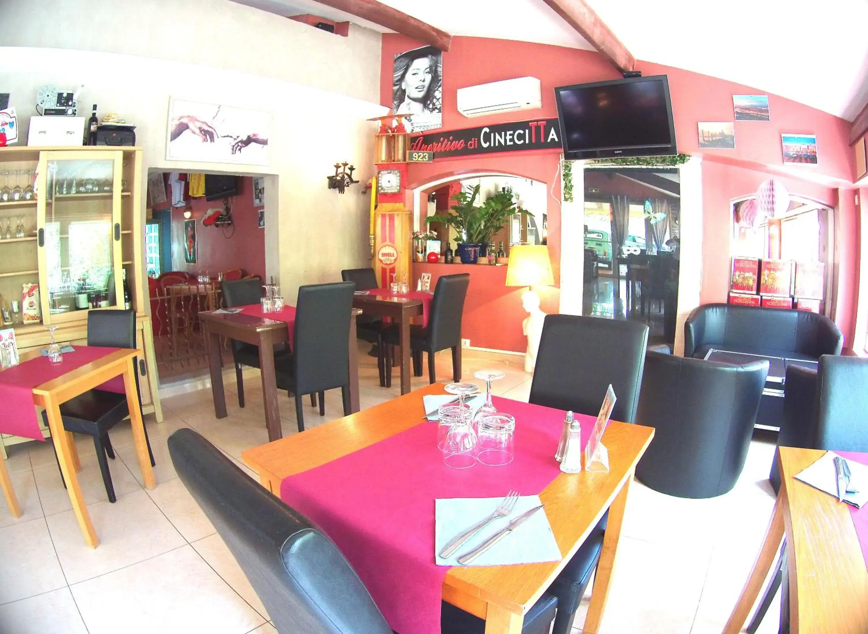 Restaurant/Places to Eat in Atoll Hotel restaurant