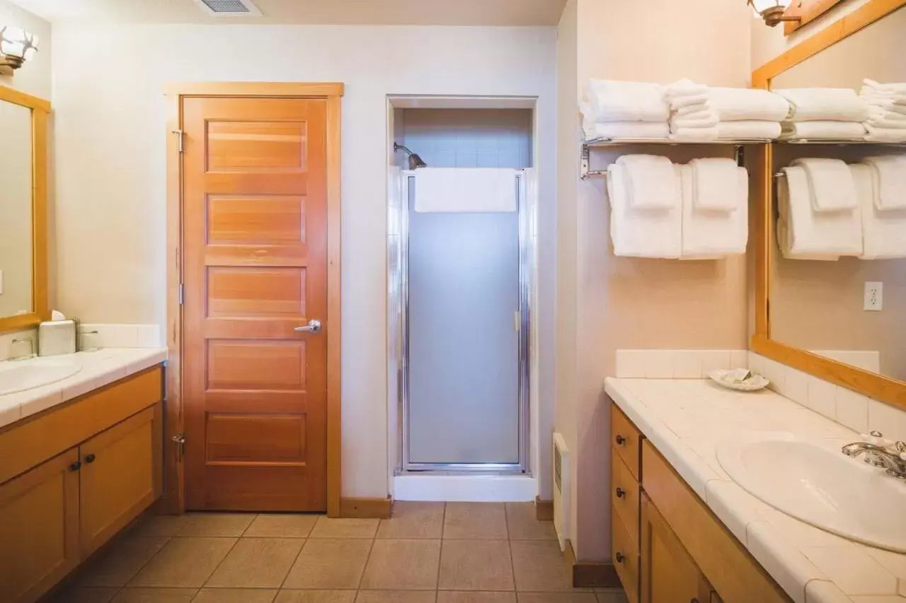 Bathroom in Inn at Cape Kiwanda