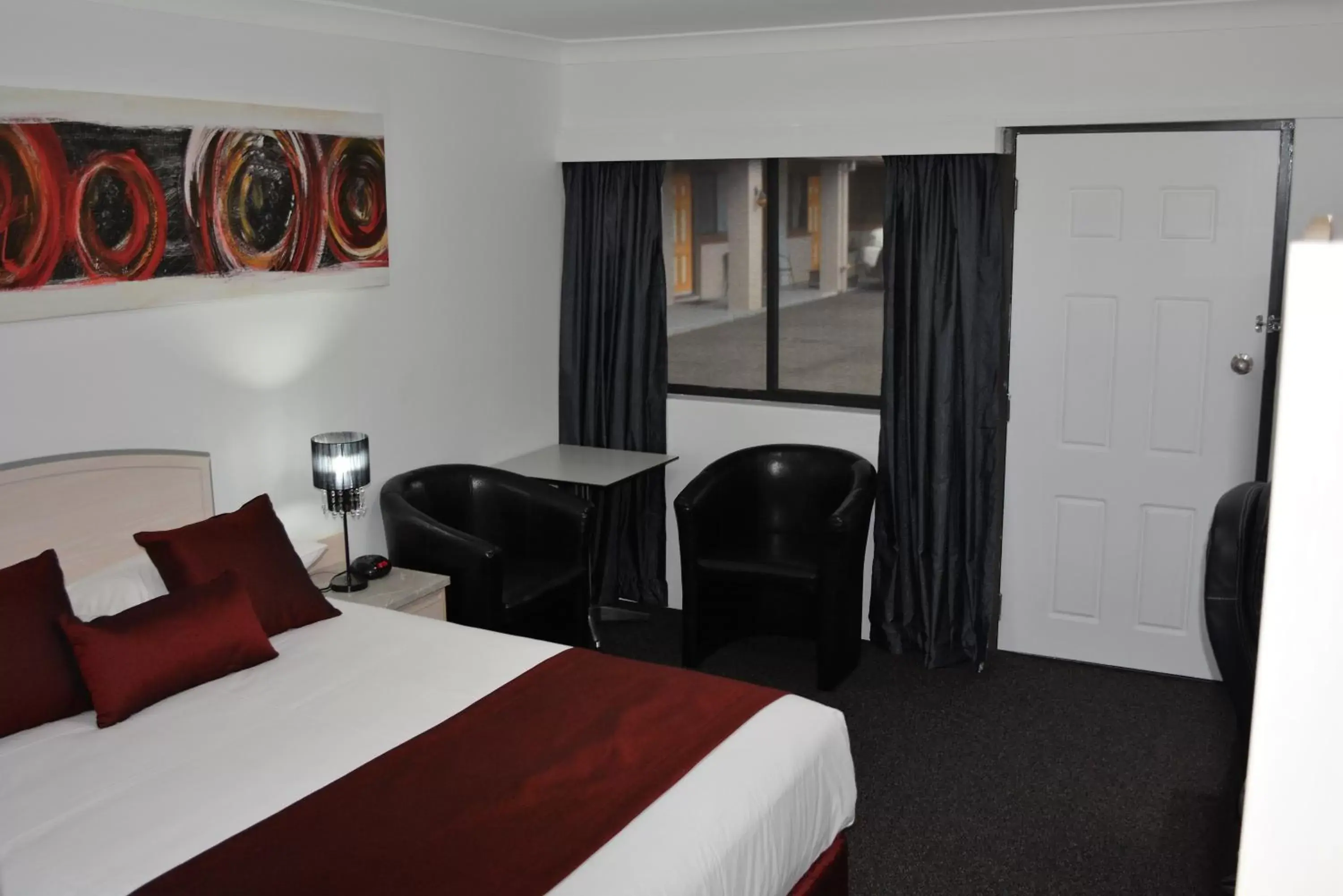 Seating area, Bed in Alabaster Motor Inn