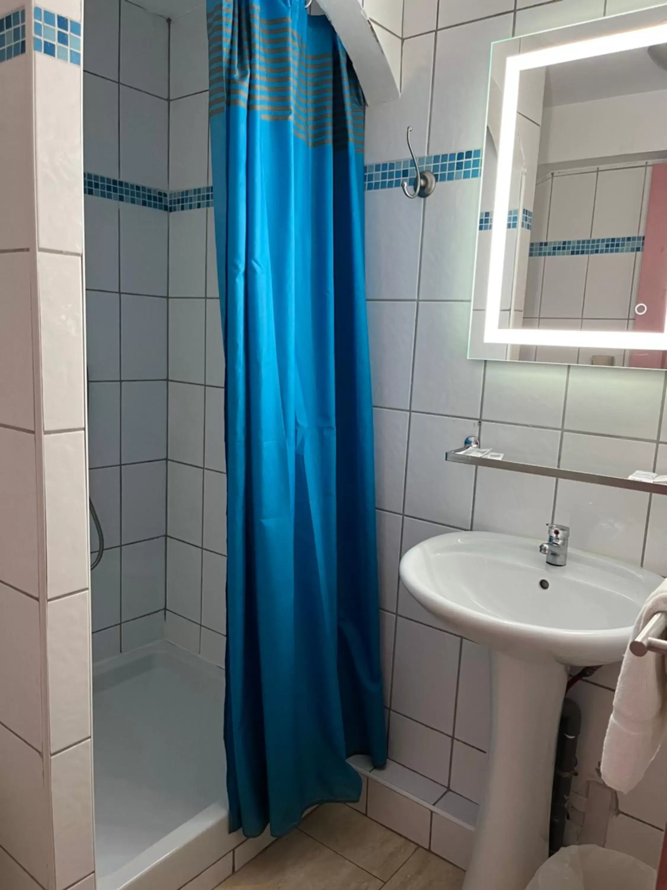 Shower, Bathroom in Appart'Hotel Festival Sud Aqua - Avignon TGV