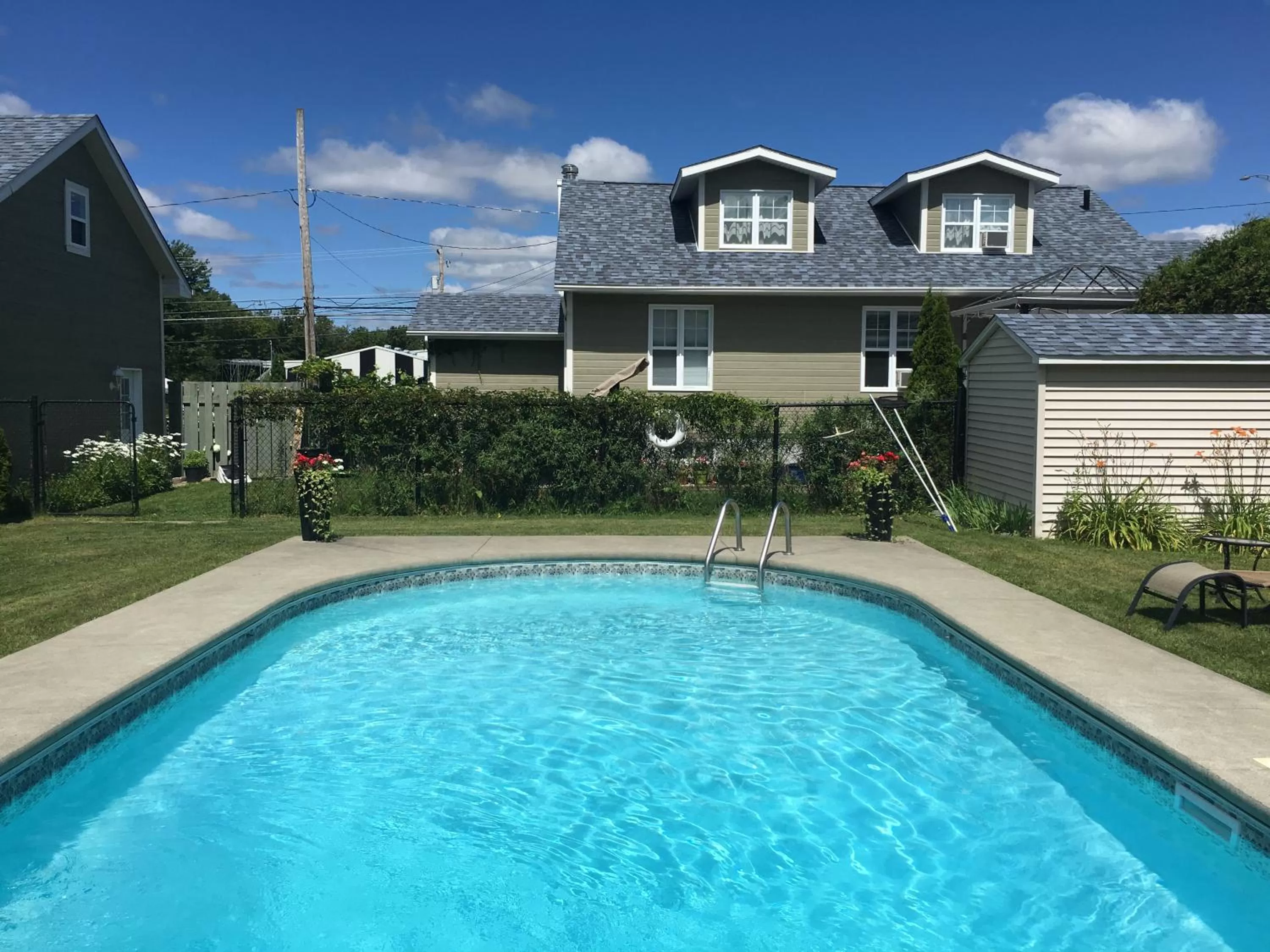 Swimming pool in Motel des Cèdres