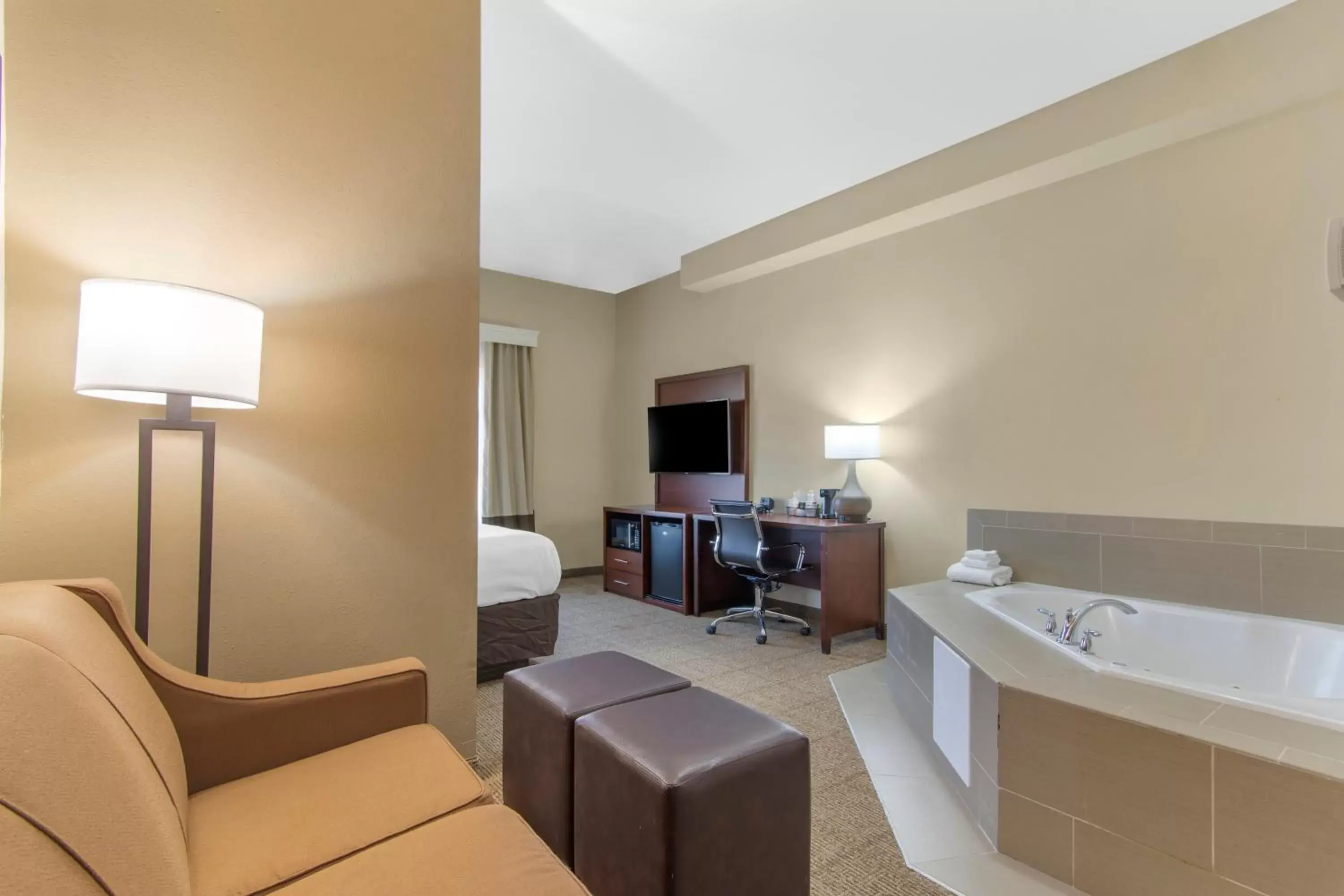Bedroom, Seating Area in Comfort Suites Locust Grove Atlanta South